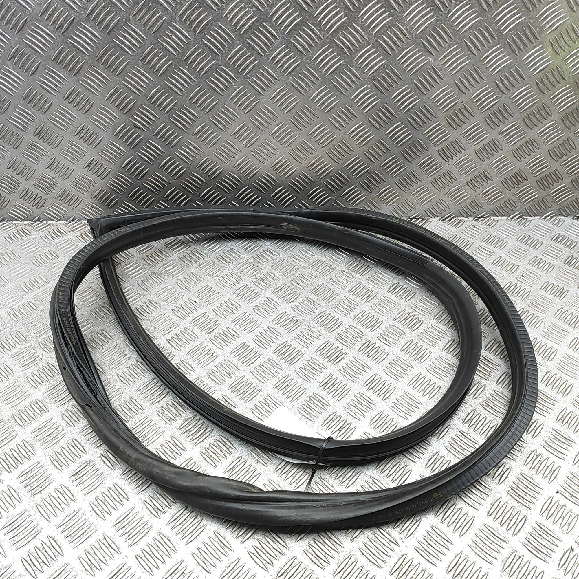 Porsche 911 (991) Door rubber seal — front right Door rubber seal — front right — PORSCHE 911 (9...