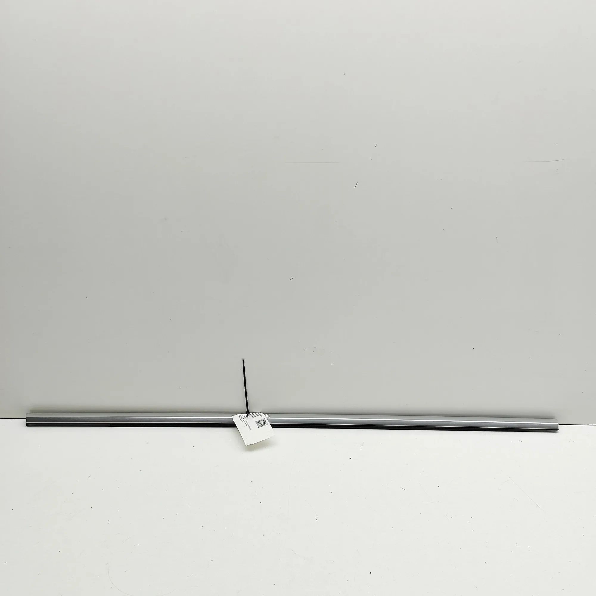 Audi e-tron Door window strip — rear left Door window strip — rear left — AUDI E-TRON (Sp...