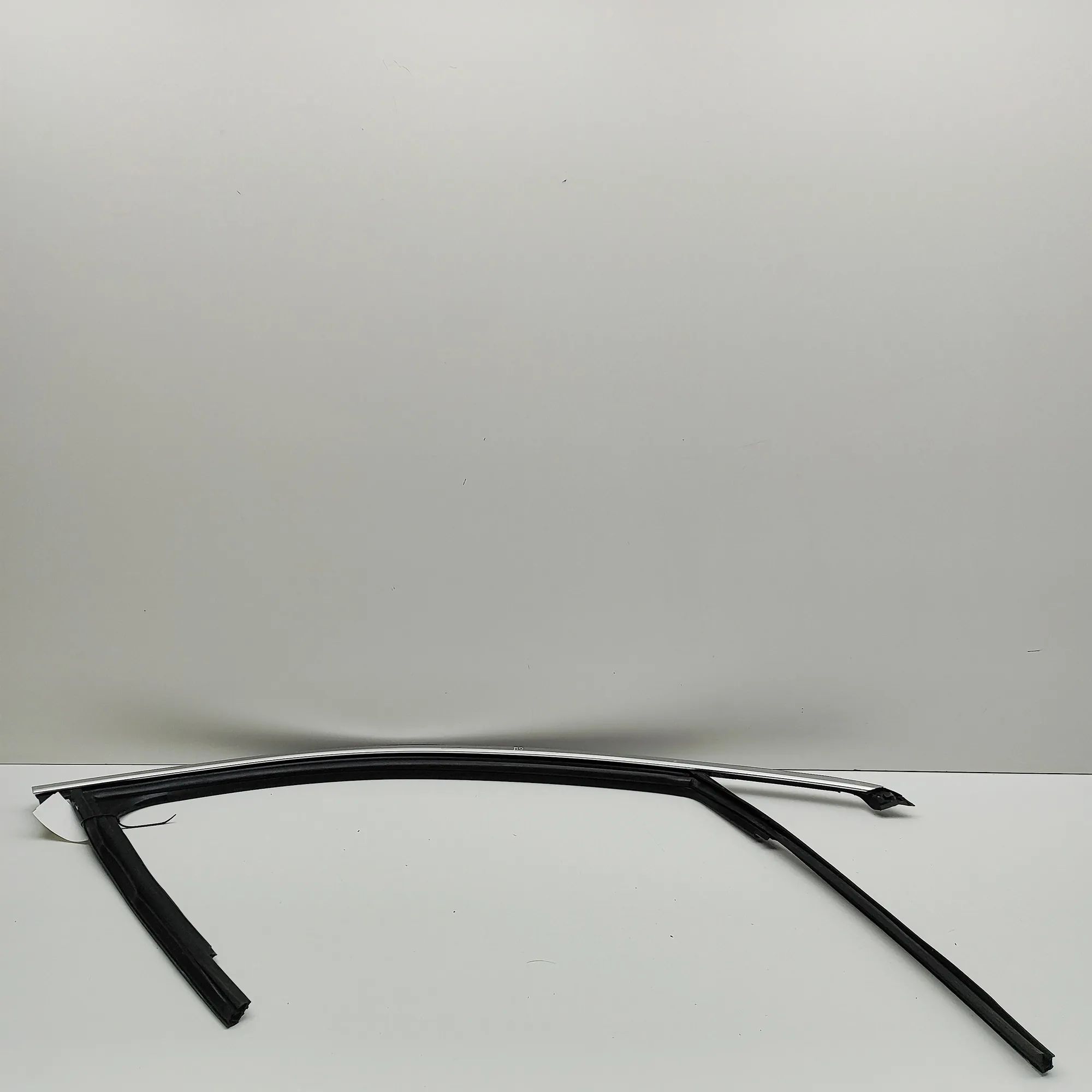 Audi e-tron Upper door trim strip — front right Upper door trim strip — front right — AUDI E-TR...