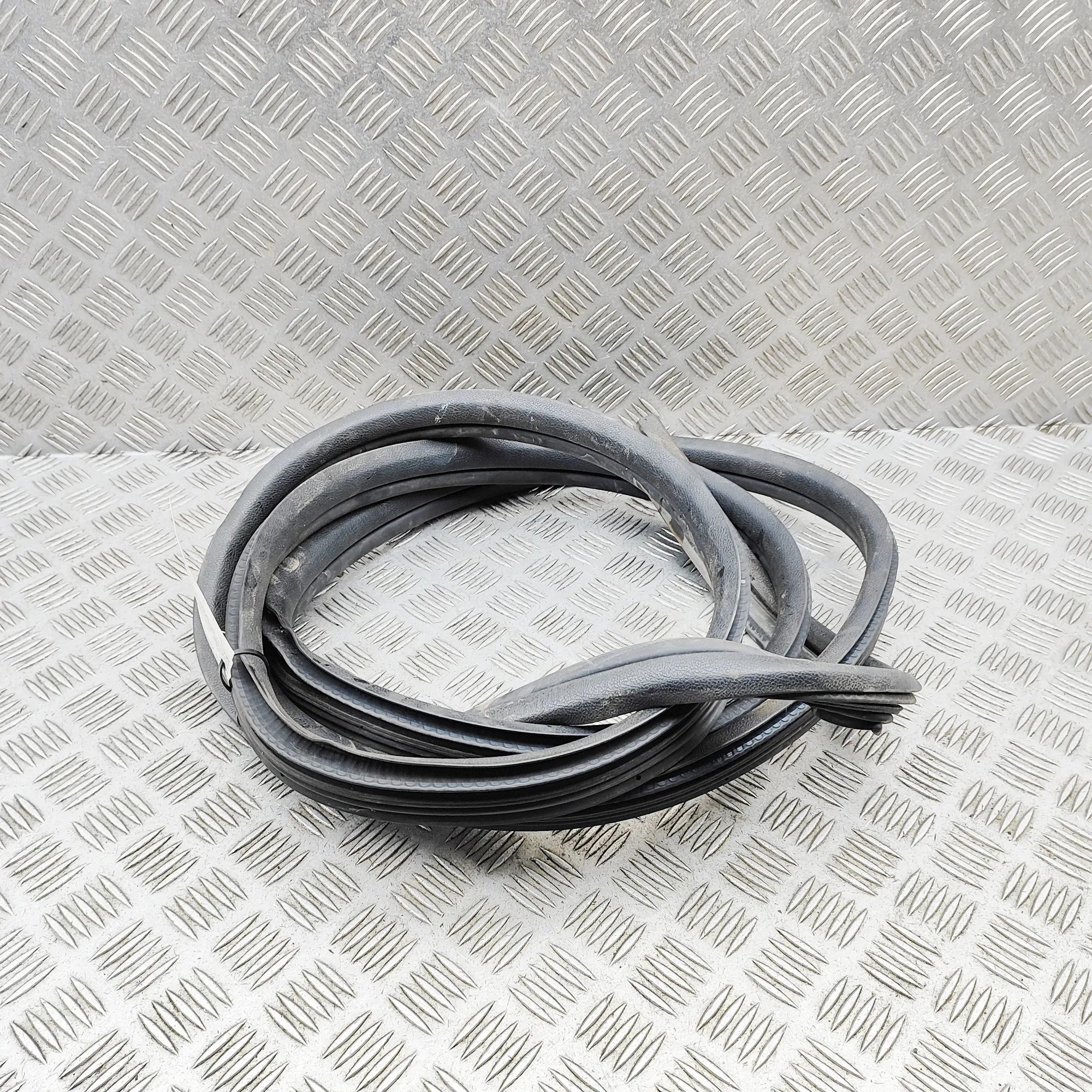 Iveco Daily Door rubber seal — front left Door rubber seal — front left — IVECO DAILY (VI...