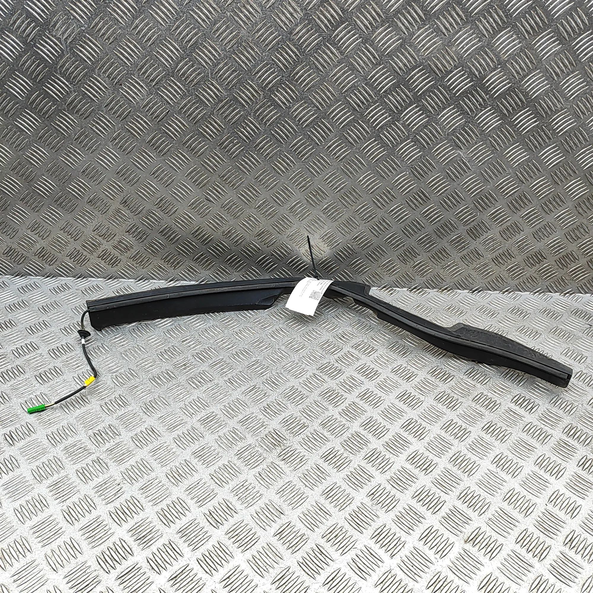 Land Rover Discovery Sport Tailgate drip rail trim — left Tailgate drip rail trim — left — LAND ROVER DIS...