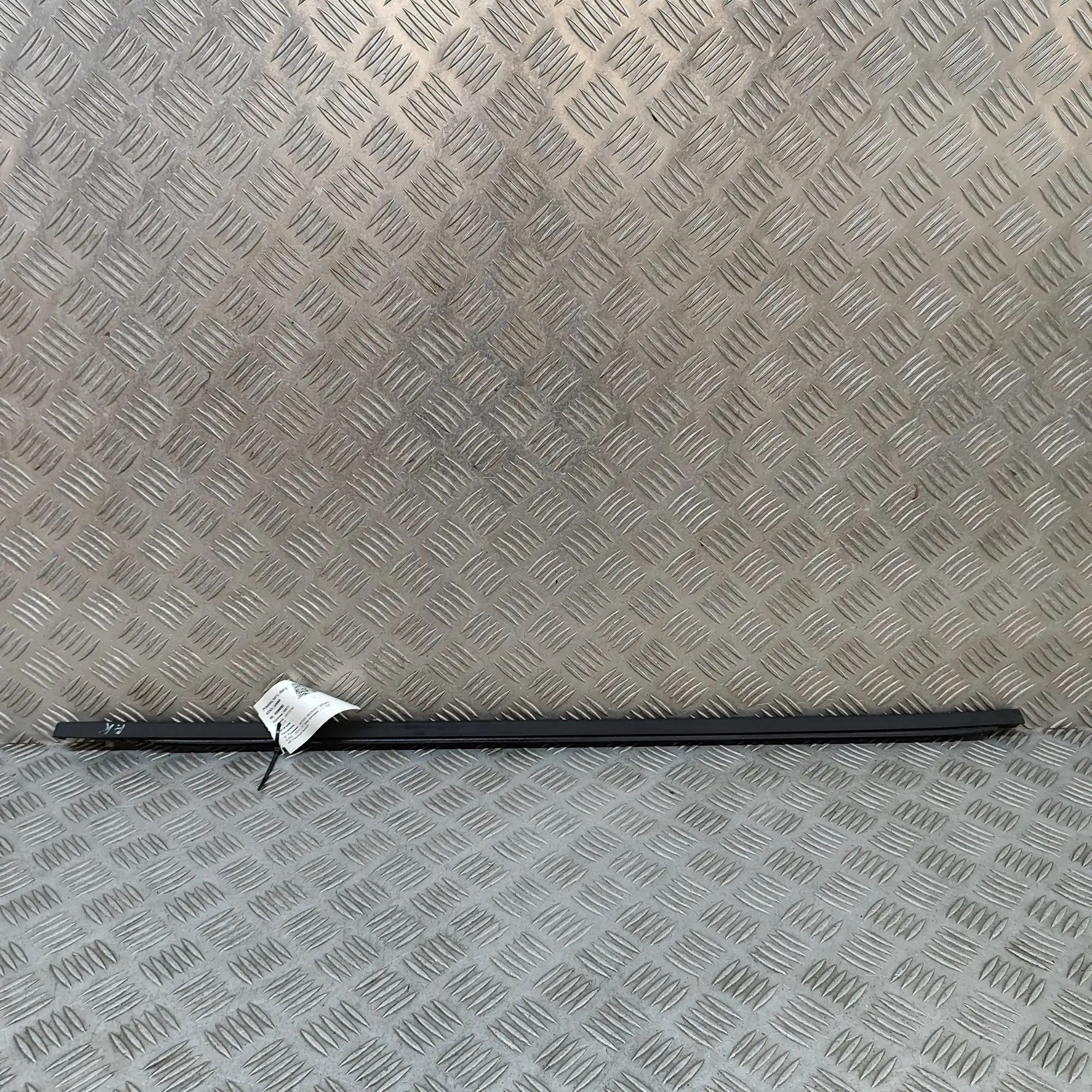 Land Rover Discovery Sport Door window strip — front left Door window strip — front left — LAND ROVER DIS...