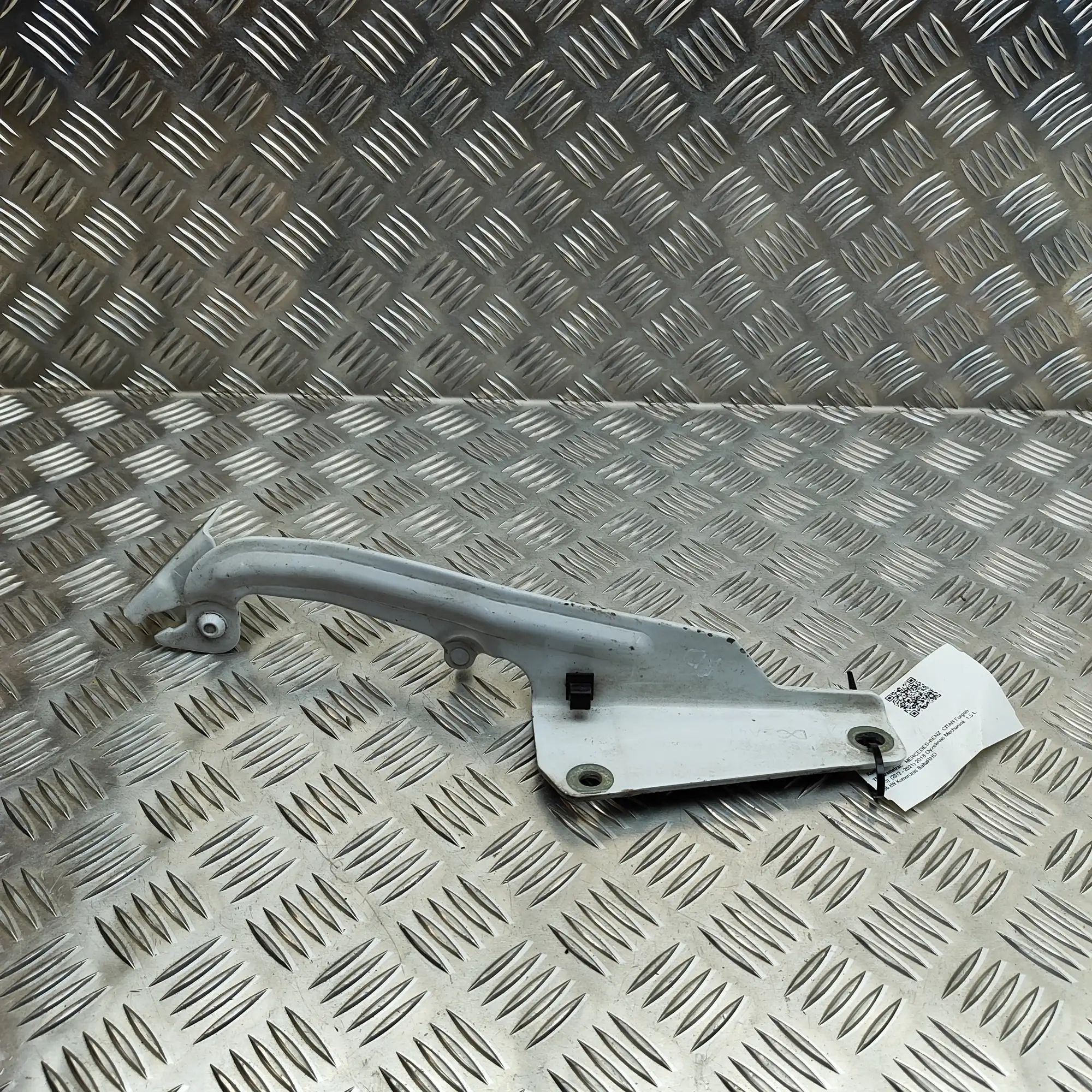 Mercedes-Benz Citan (W415) Bonnet hinge — front right Bonnet hinge — front right — MERCEDES BENZ CITA...