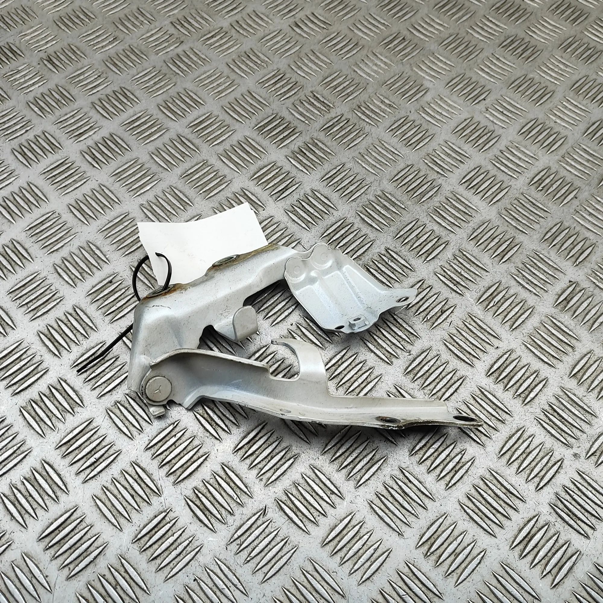 Lexus LS Bonnet hinge — front right Bonnet hinge — front right — LEXUS LS (_F4_) (2...