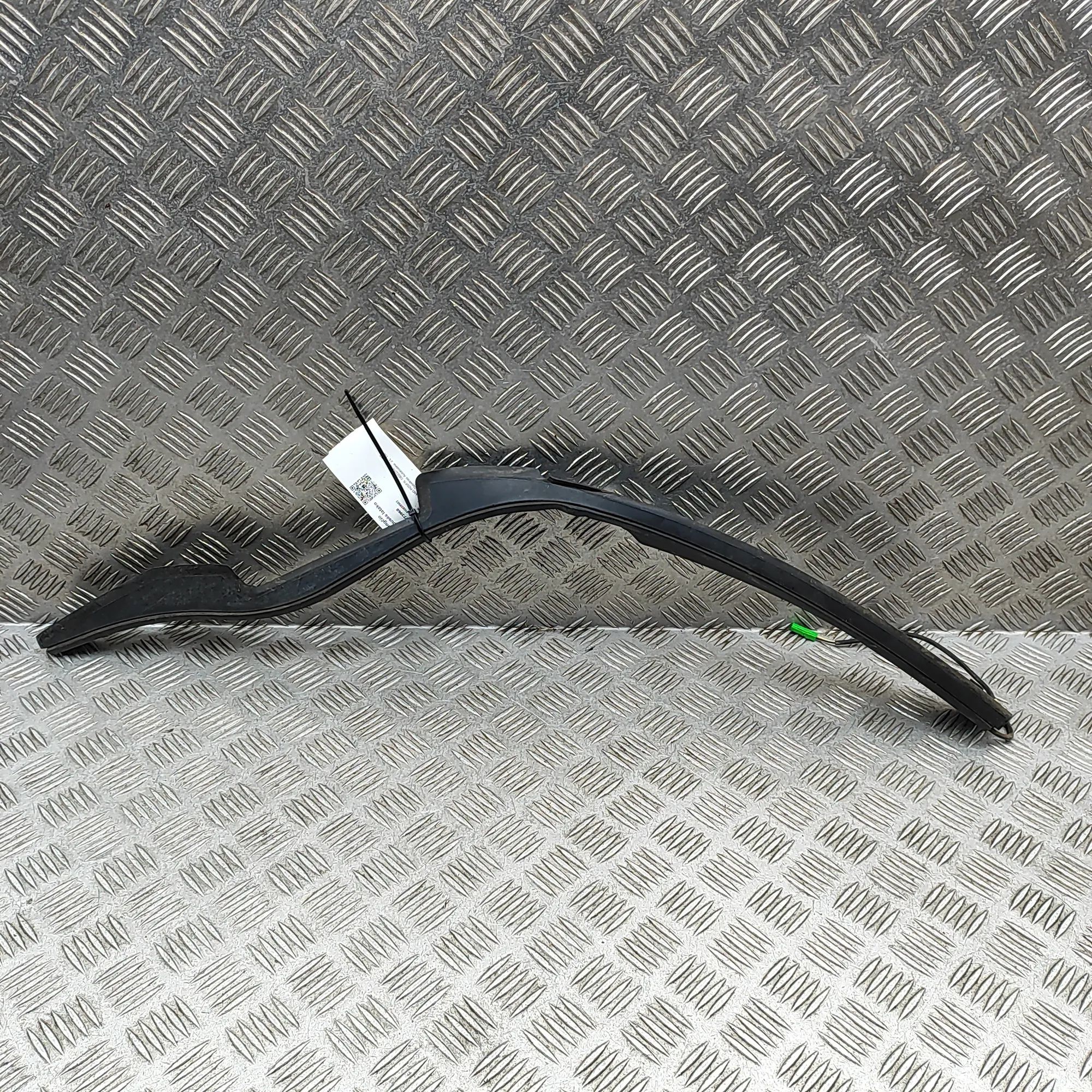 Land Rover Discovery Sport Tailgate drip rail trim — right Tailgate drip rail trim — right — LAND ROVER DI...