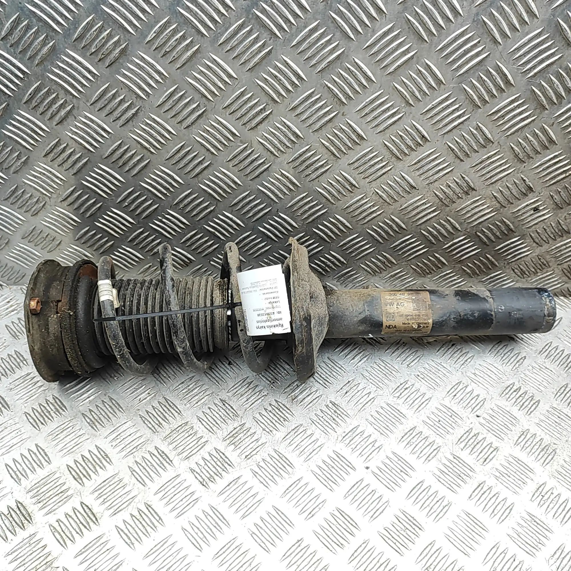 Volkswagen Passat (B8) Shock absorber — front left Shock absorber — front left — VW PASSAT (B8 3G2...