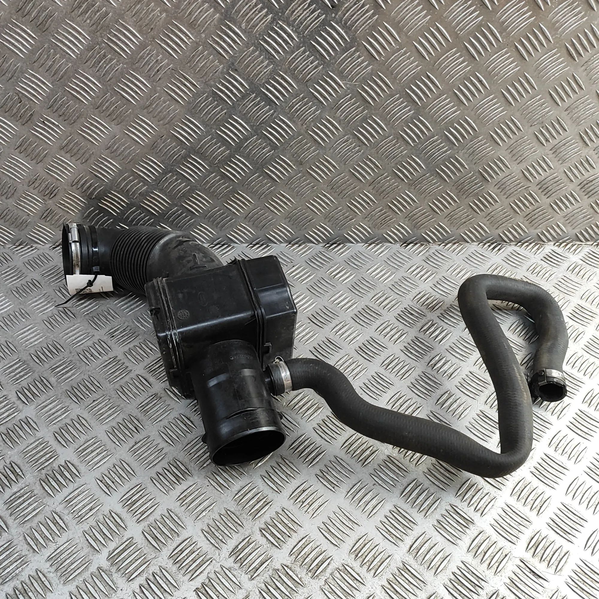 Land Rover Range Rover Sport (L494) Air Intake Tube Air Intake Tube — LAND ROVER RANGE ROVER SPORT ...