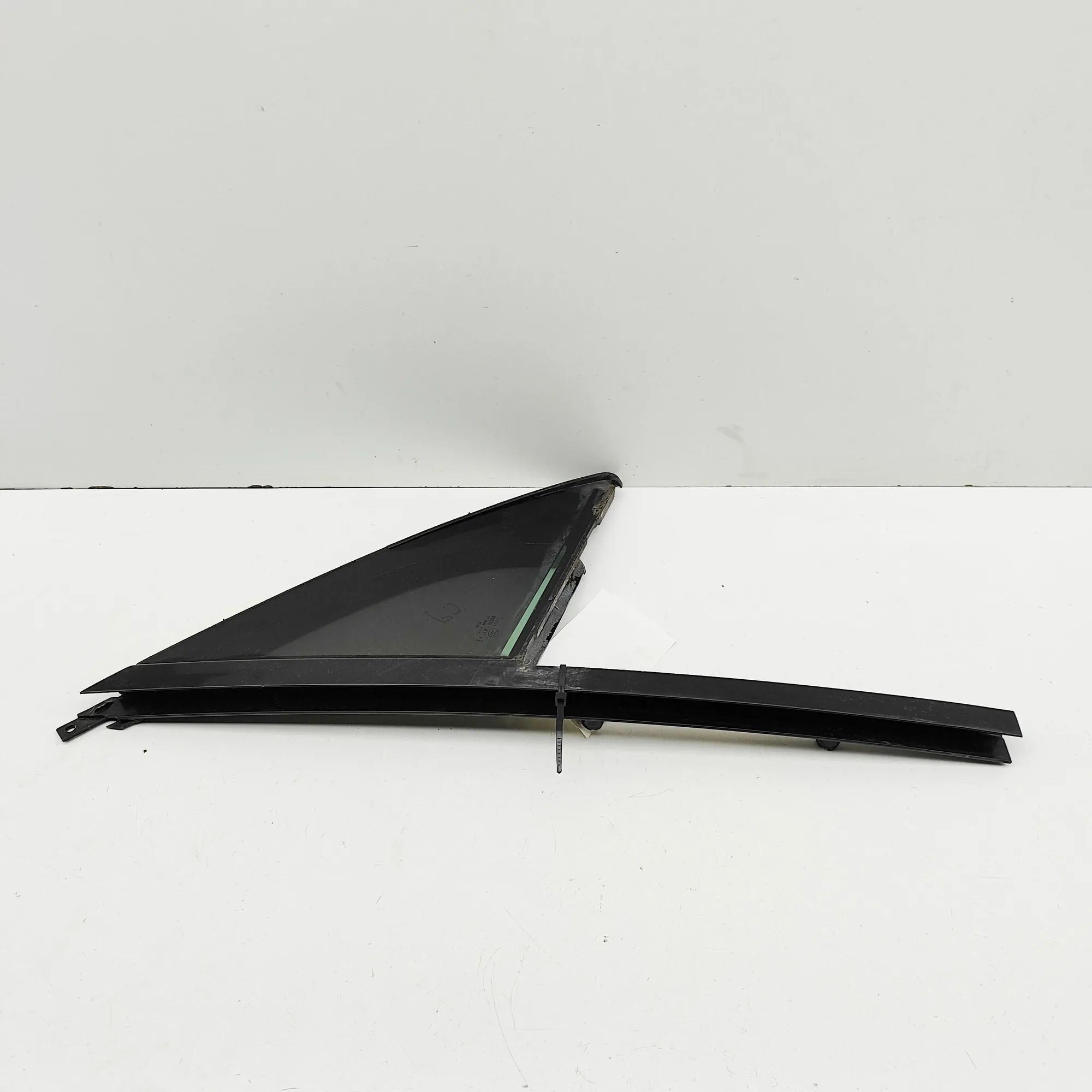 Porsche Cayenne Door quarter window — front right Door quarter window — front right — PORSCHE CAY...