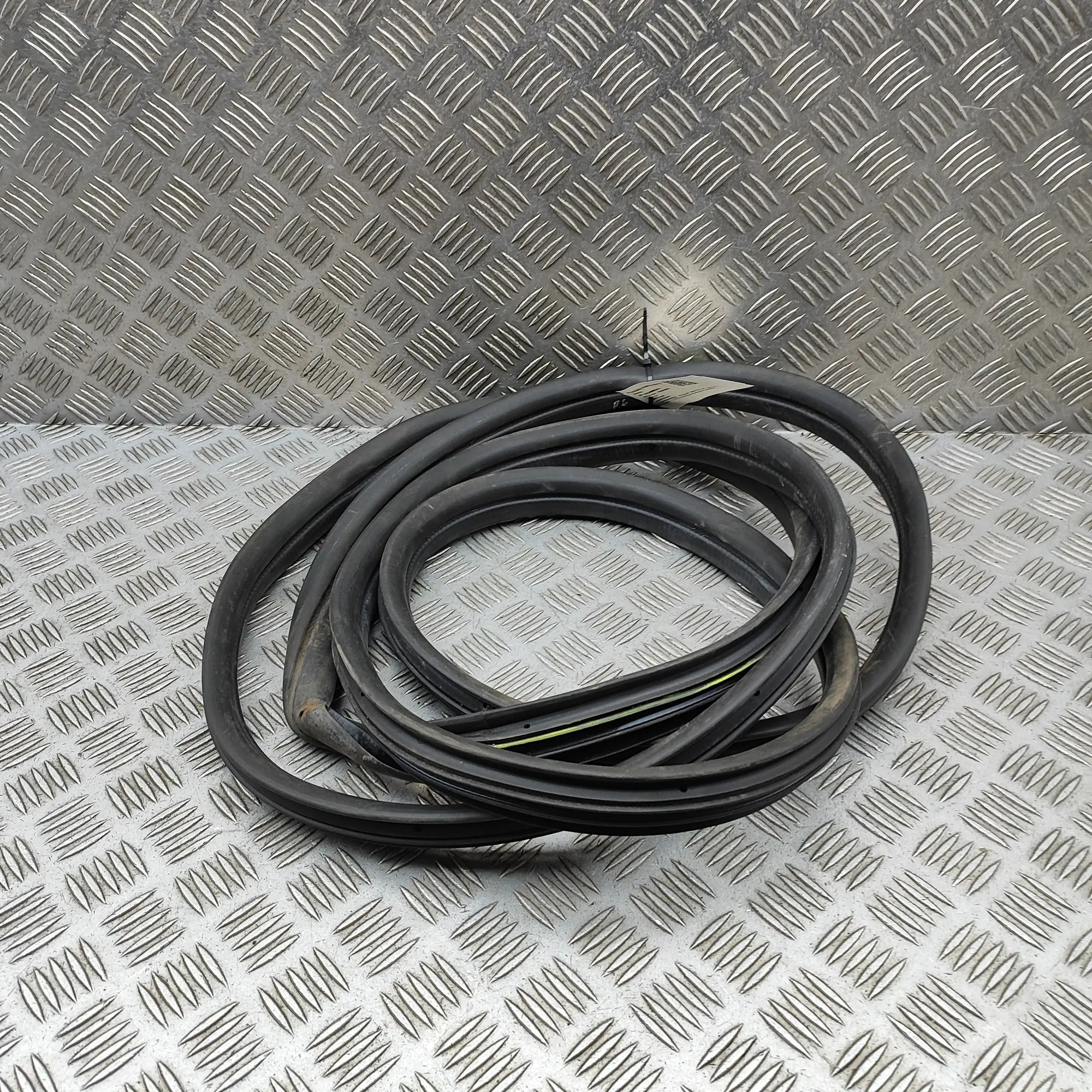 Renault Master Door rubber seal — front left Door rubber seal — front left — RENAULT MASTER ...