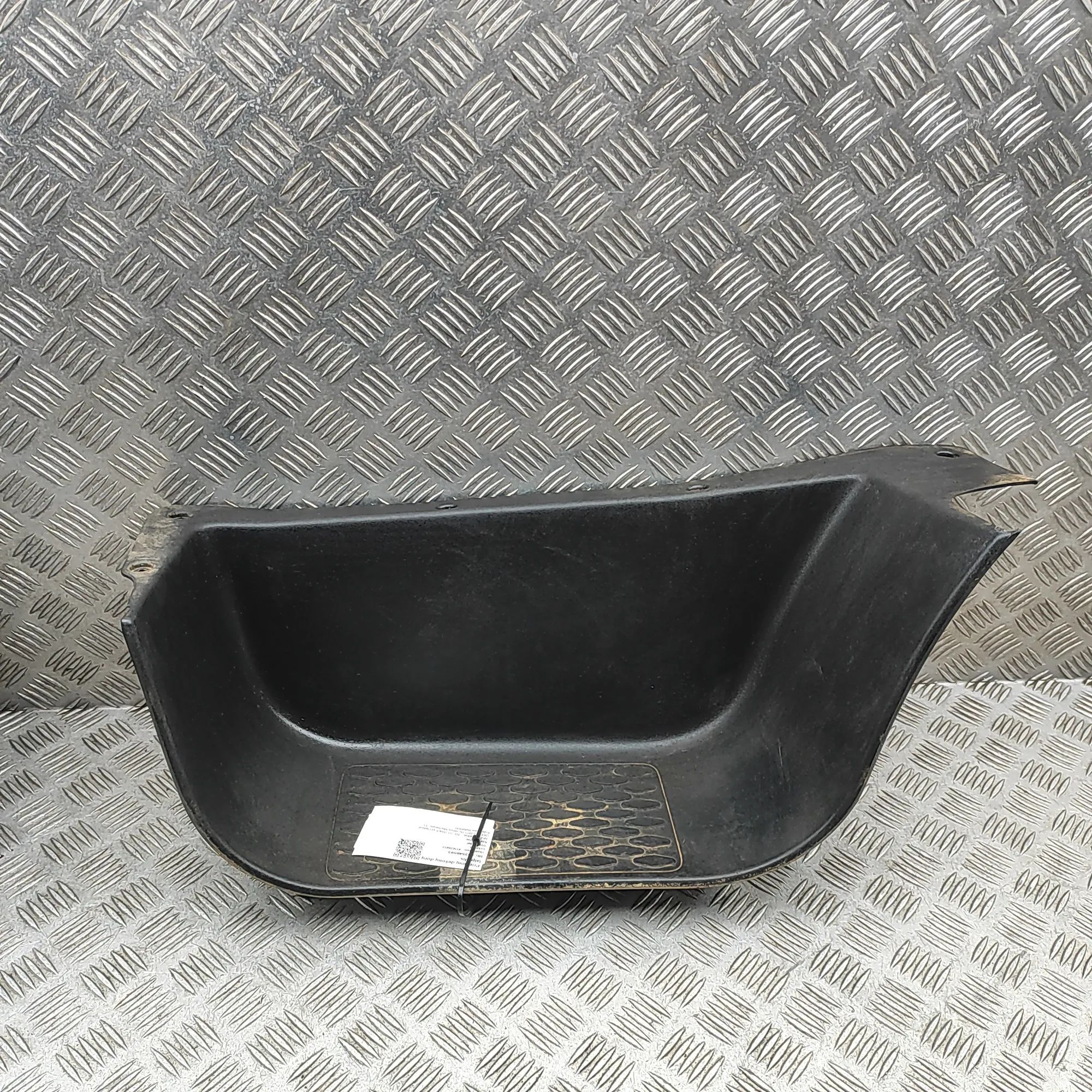 Iveco Daily Front Right Door Step Front Right Door Step — IVECO DAILY (VI Flatbed...