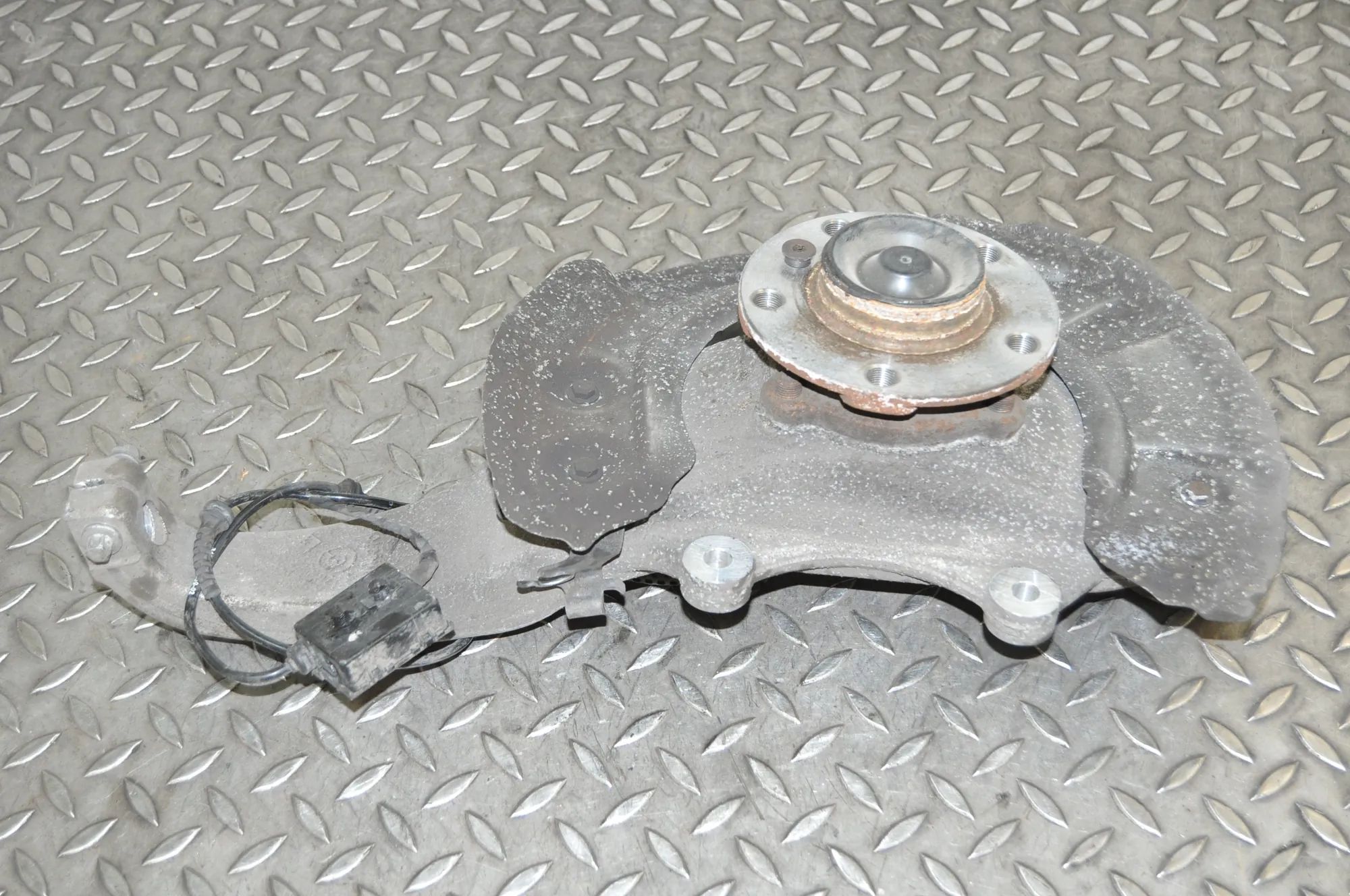 BMW 5 (F10 / F11) Front Right Wheel Hub Front Right Wheel Hub — BMW 5 SERIES (F10) (200...