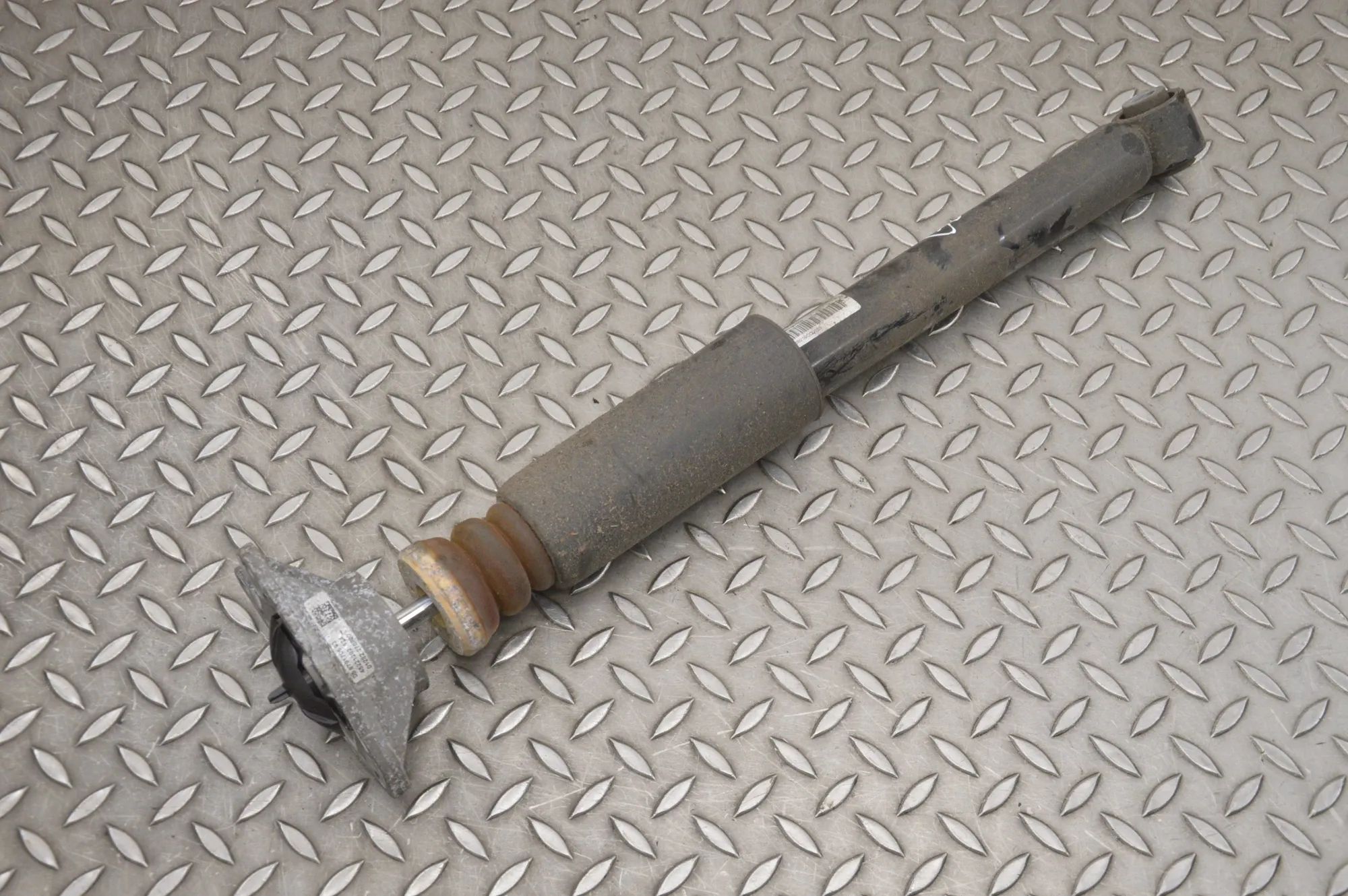 BMW 1 (F40) Shock absorber — rear right Shock absorber — rear right — BMW 1 SERIES (F40...