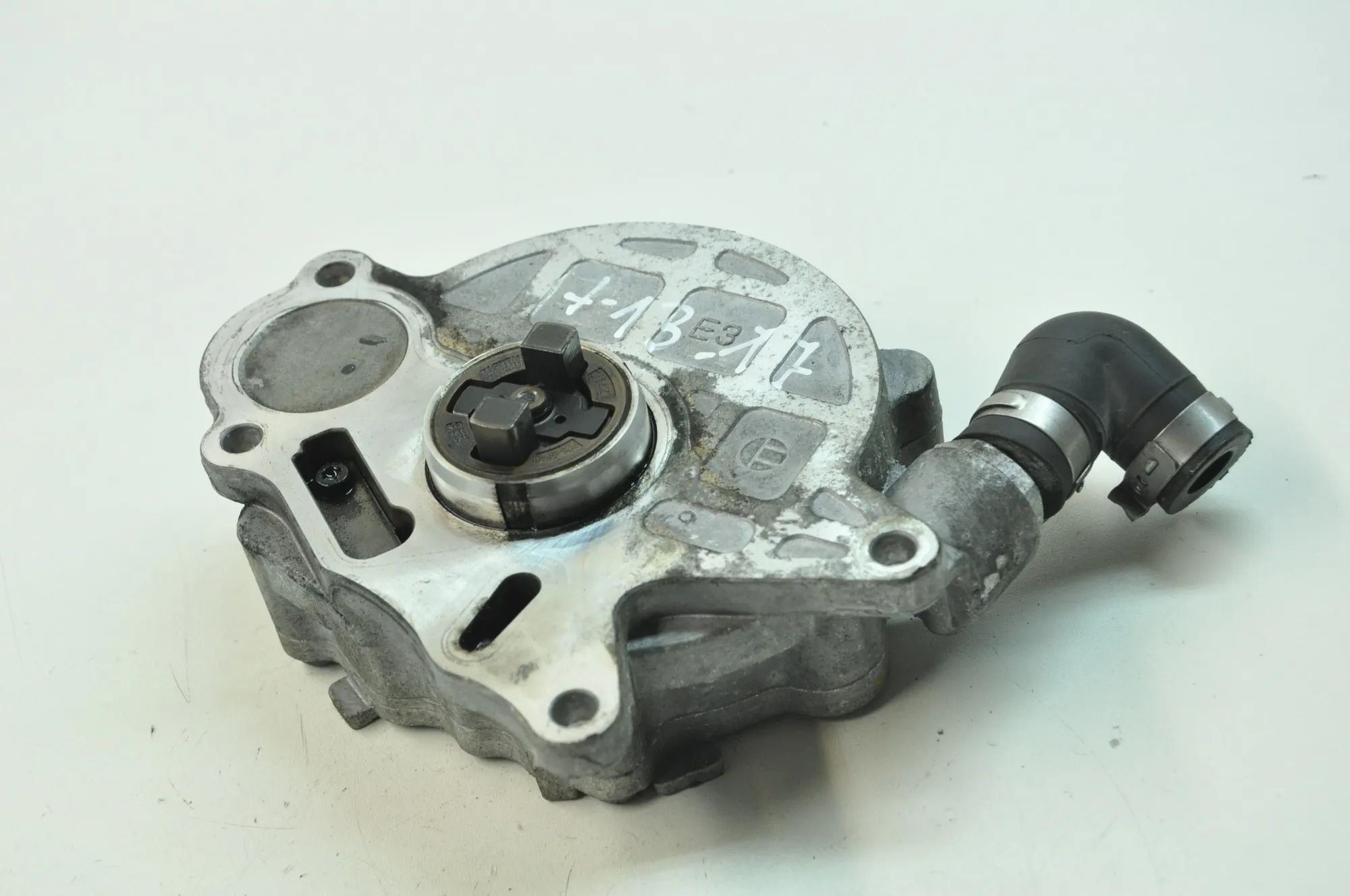 Audi Q5 (8R) Vacuum pump Vacuum Pump — AUDI Q5 (8R) (2008-2017) — 03L145...