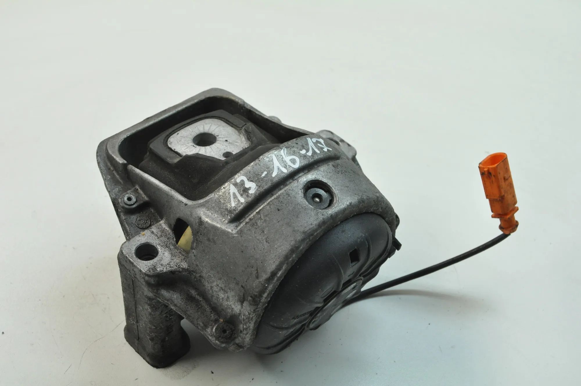 Audi A6 (C6) Left Side Engine Mount Left Side Engine Mount — AUDI A6 (4F2, C6) (200...