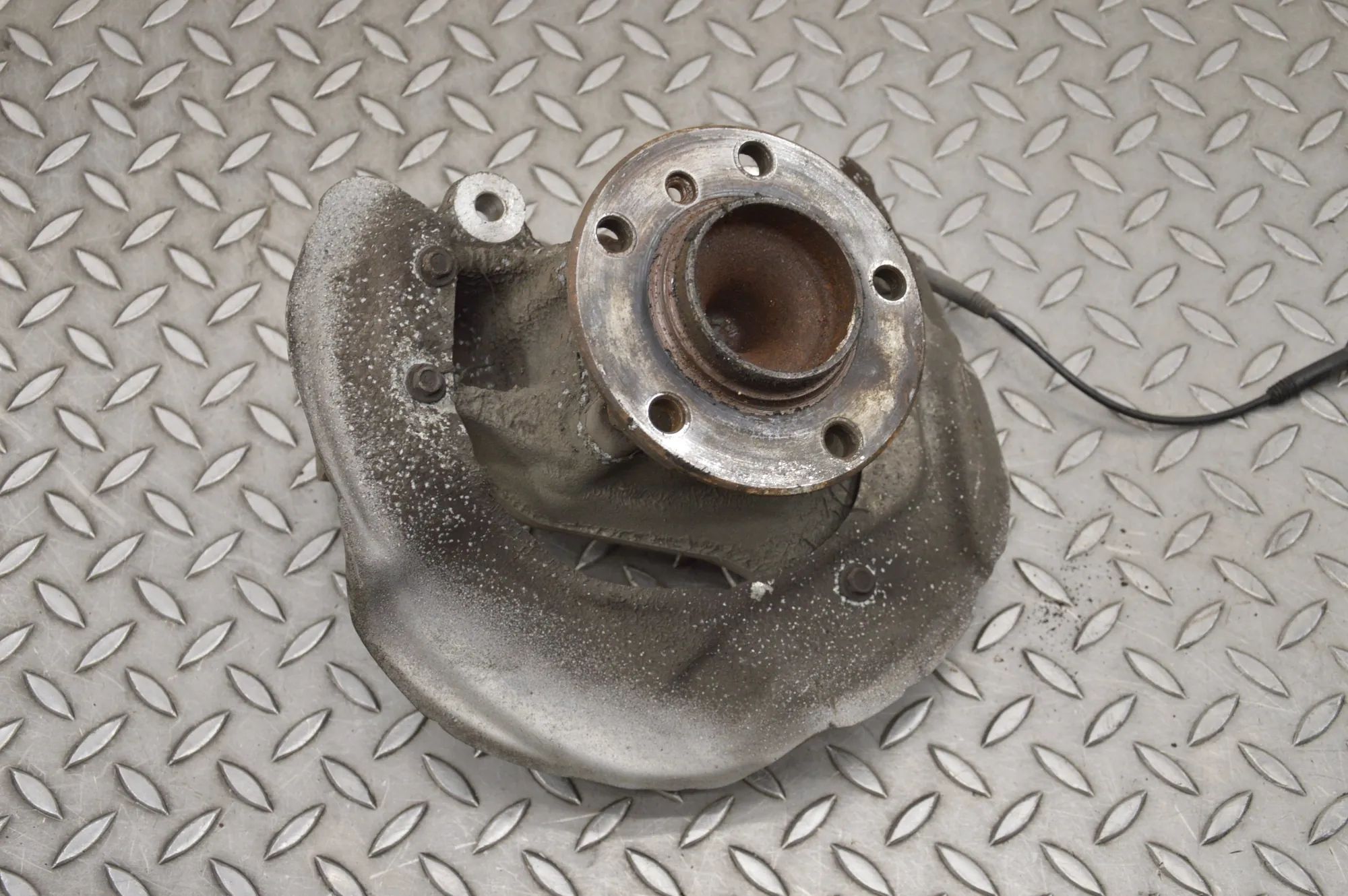 BMW 3 (E90 / E91 / E92 / E93) Front Left Wheel Hub Front Left Wheel Hub — BMW 3 SERIES (F30, F31, ...