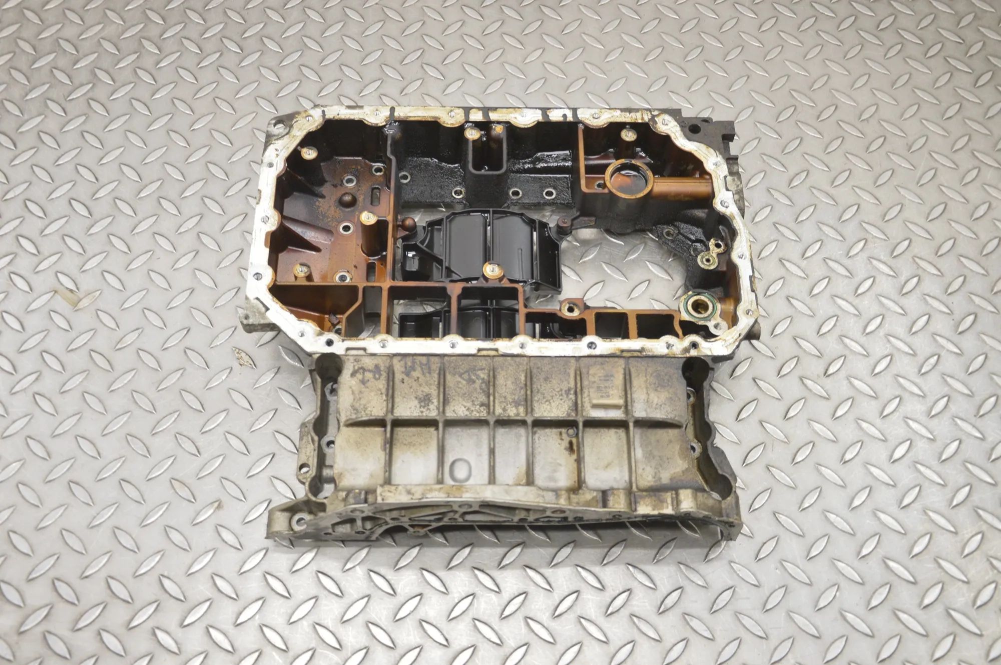 Audi A6 (C6) Oil sump Oil sump — AUDI A6 (4F2, C6) (2004-2011) — 06E1...
