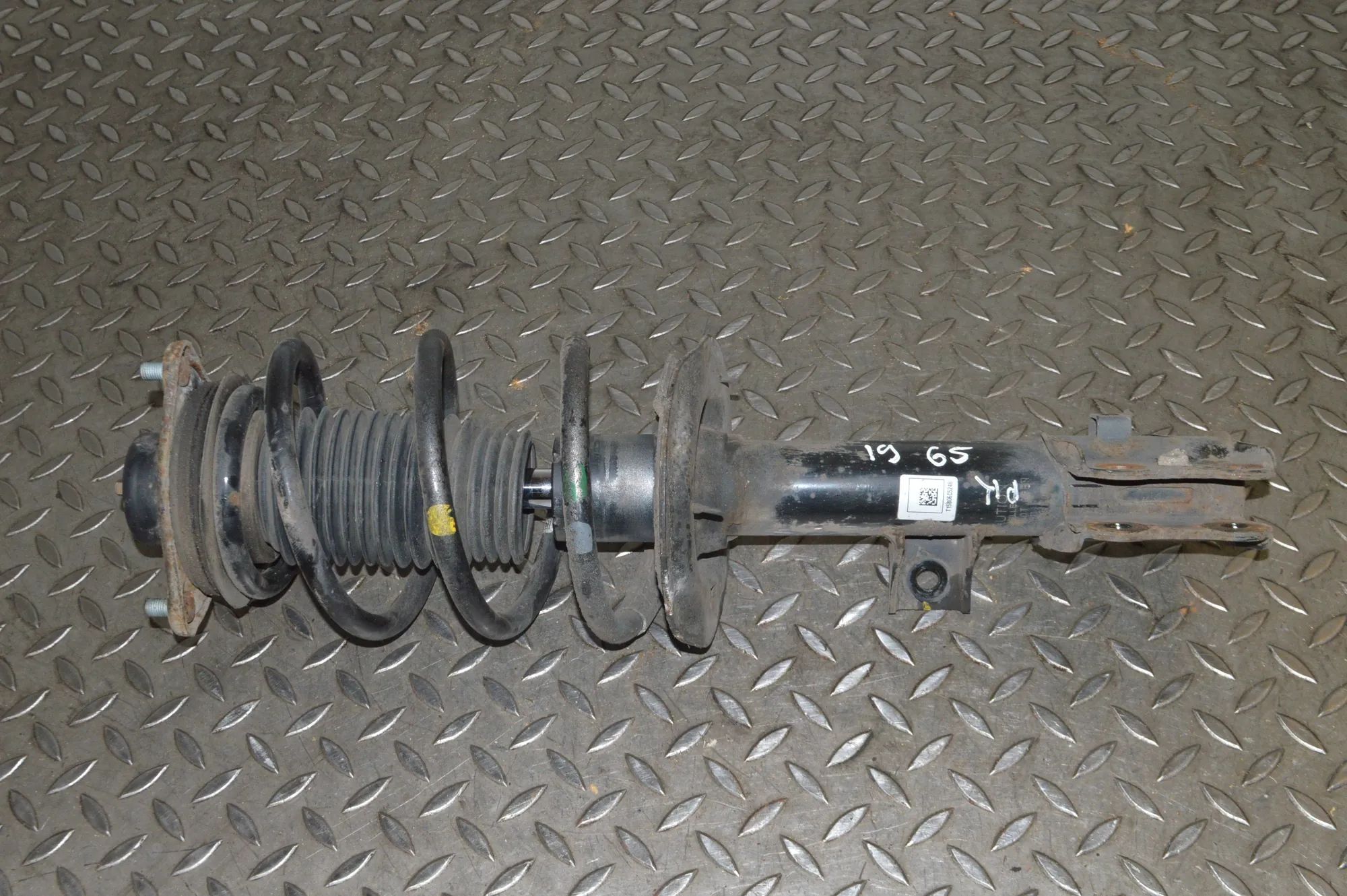 Hyundai ix35 Shock absorber — front left Shock absorber — front left — HYUNDAI IX35 (LM,...
