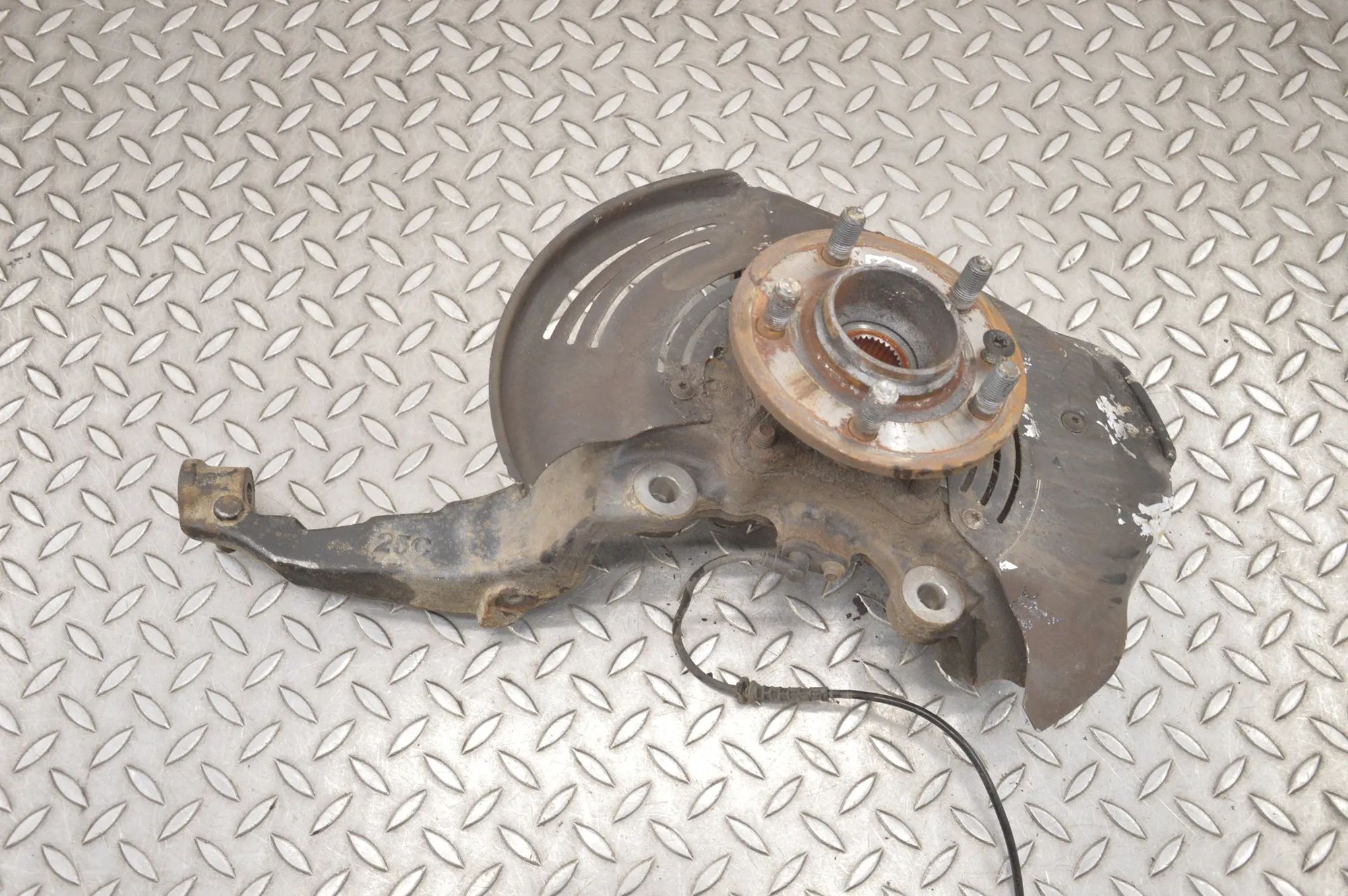Land Rover Discovery Front Right Wheel Hub Front Right Wheel Hub — LAND ROVER DISCOVERY (I...