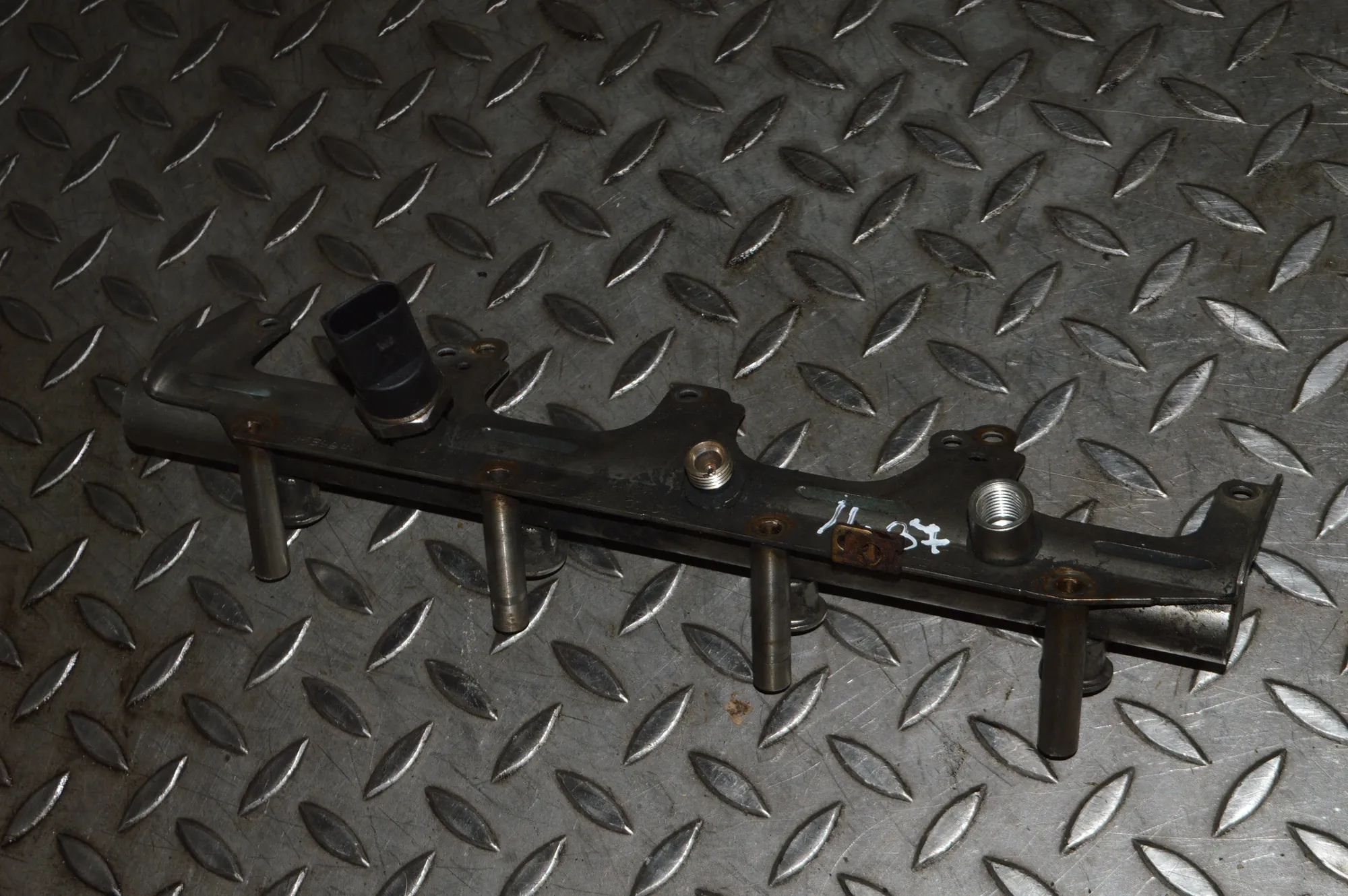 Audi TT (8J) Fuel Rail Fuel rail — AUDI TT (8J) (2006-2014) — 06F13331...