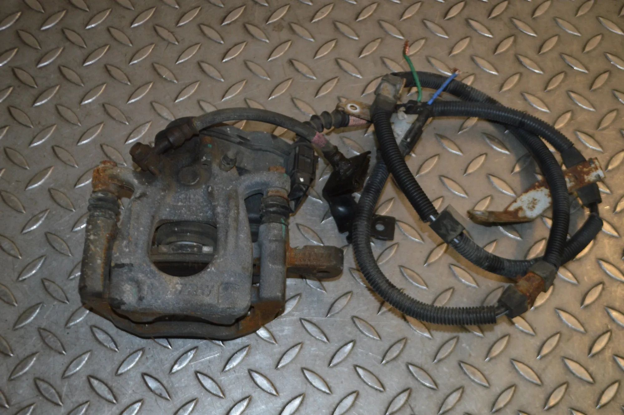 Nissan X-Trail / Rogue Brake caliper — rear right Brake caliper — rear right — NISSAN X-TRAIL (T3...