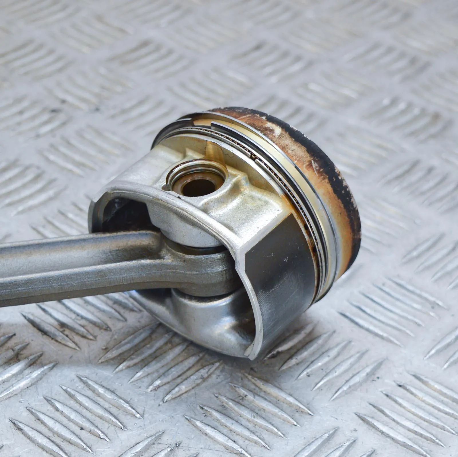 Volkswagen Golf 5 Piston Piston — VW GOLF (V 1K1) (2003-2009) — 02219840...