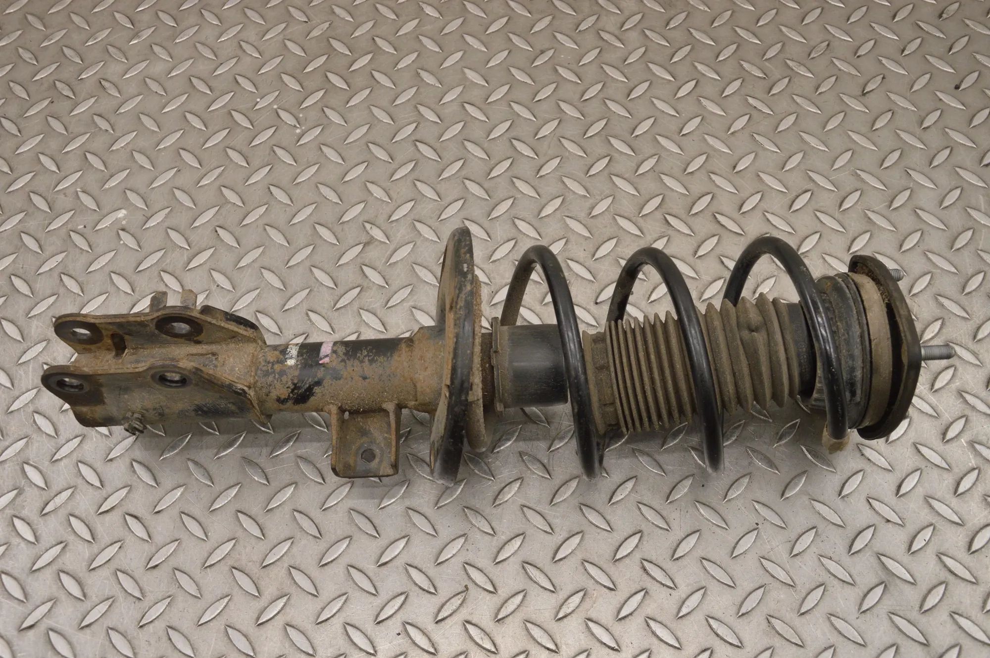 Mazda 3 (BM / BN) Shock absorber — front left Shock absorber — front left — MAZDA 3 (BM) (201...