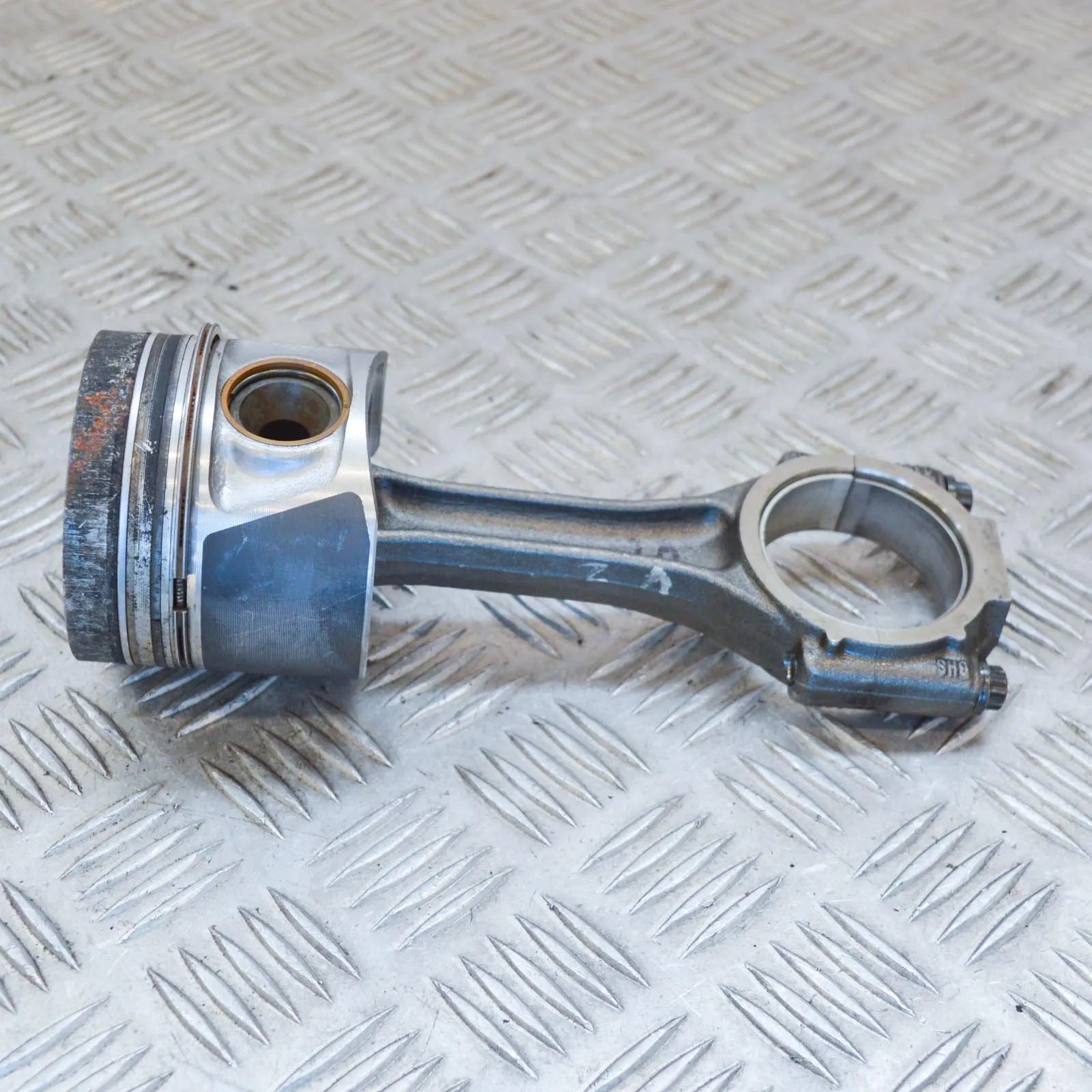 Audi A4 (B8) Piston Piston — AUDI A4 (Avant 8K5, B8) (2007-2015) — ...