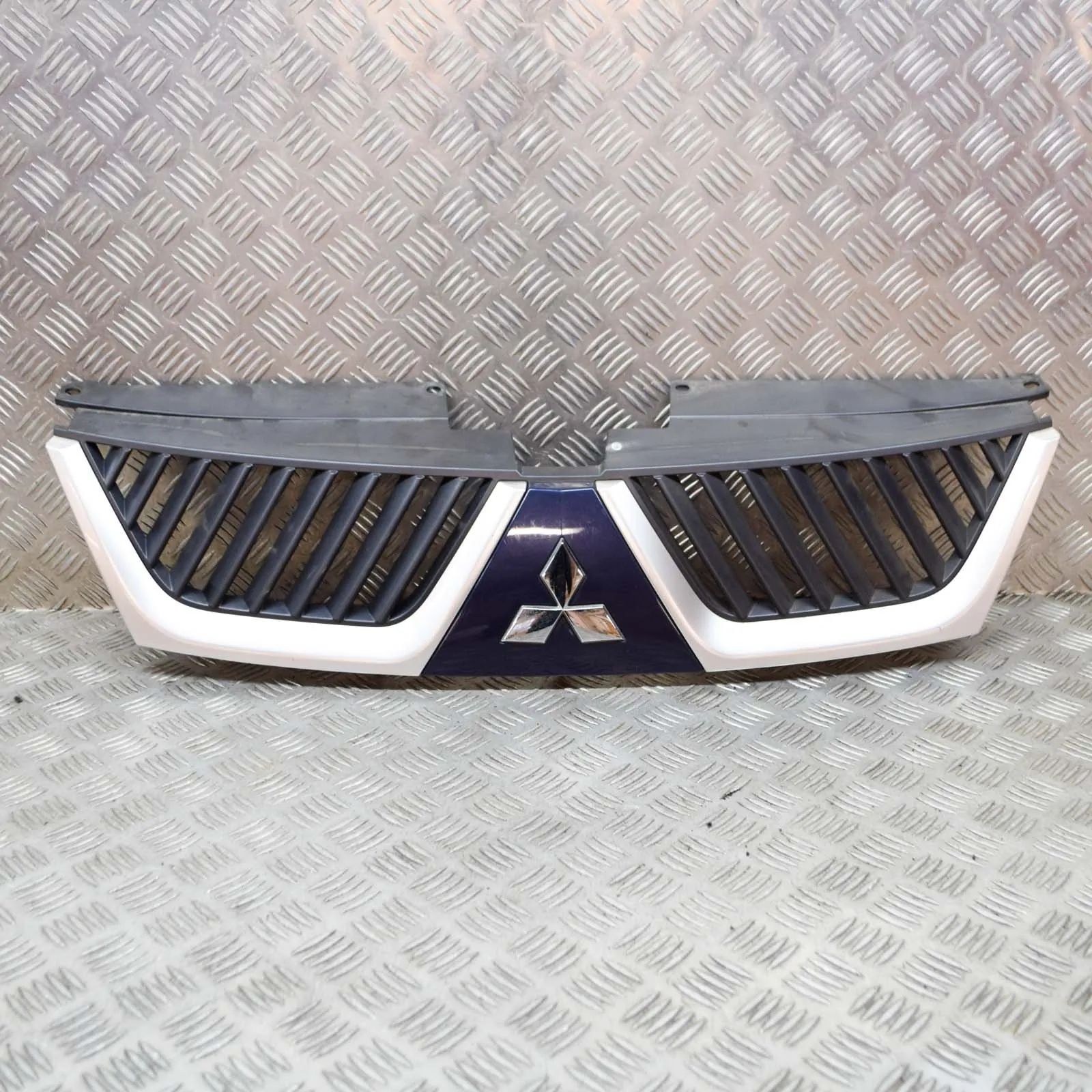 Mitsubishi Outlander Upper grille — front Upper grille — front — MITSUBISHI OUTLANDER (II...