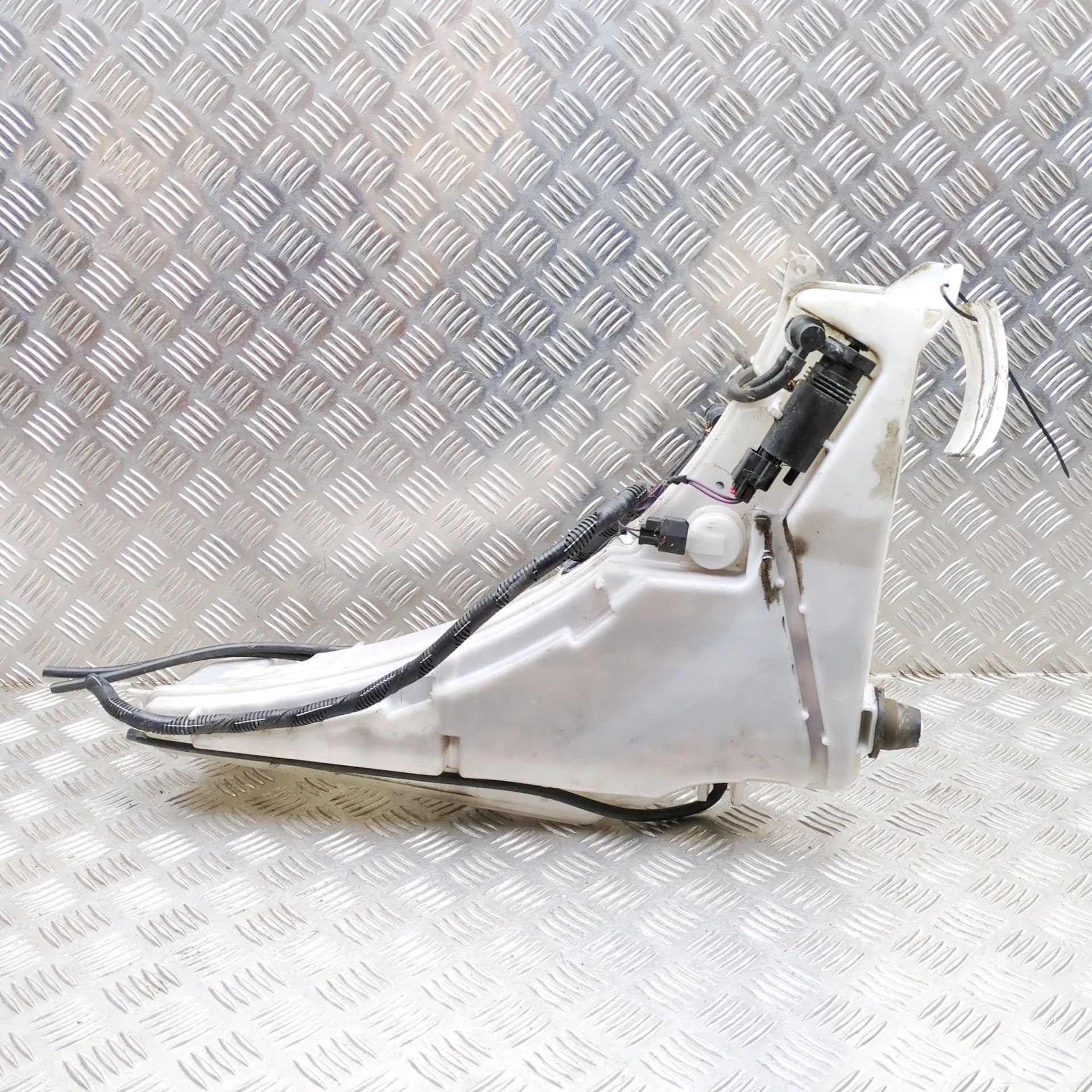 Land Rover Range Rover Sport (L494) Window Washer Tank Window Washer Tank — LAND ROVER RANGE ROVER SPO...