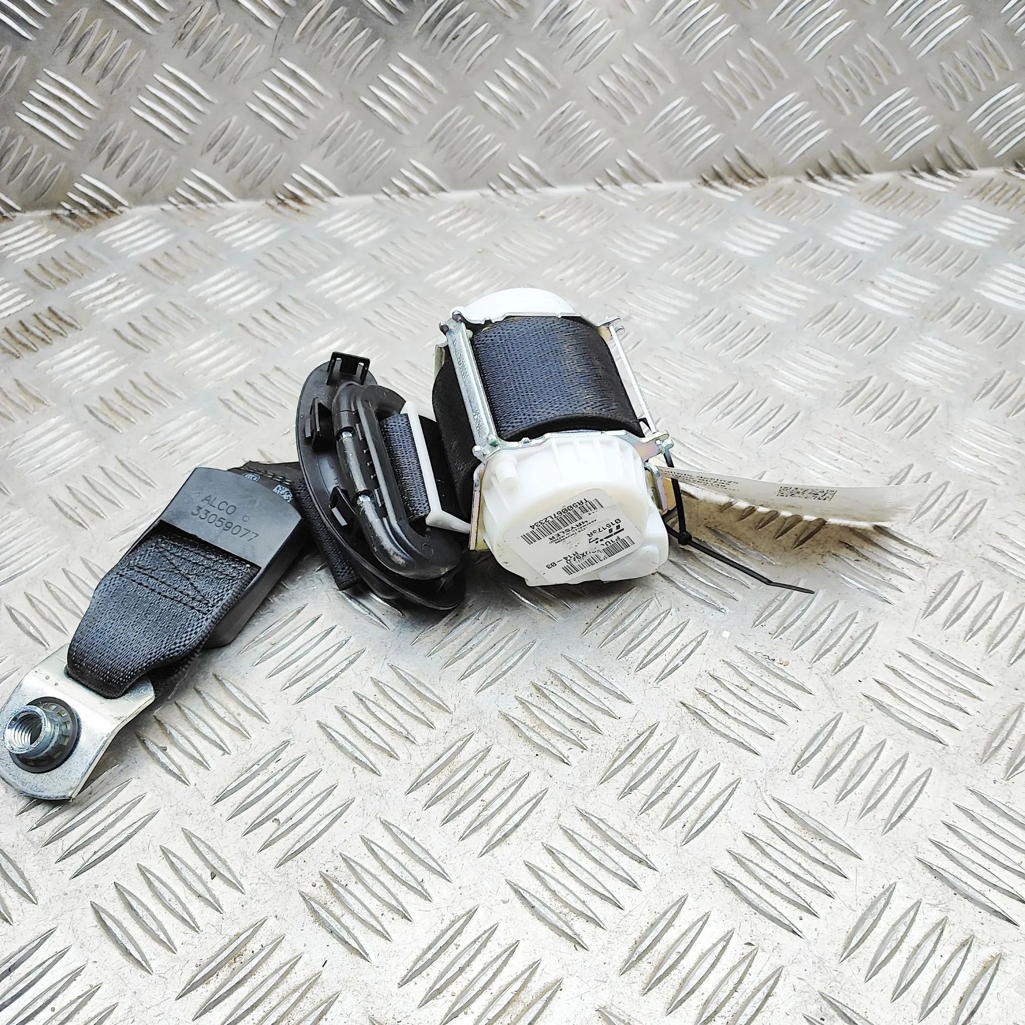 Jeep Cherokee (KL) Rear Right Seatbelt Rear Right Seatbelt — JEEP CHEROKEE (KL) (2013-...