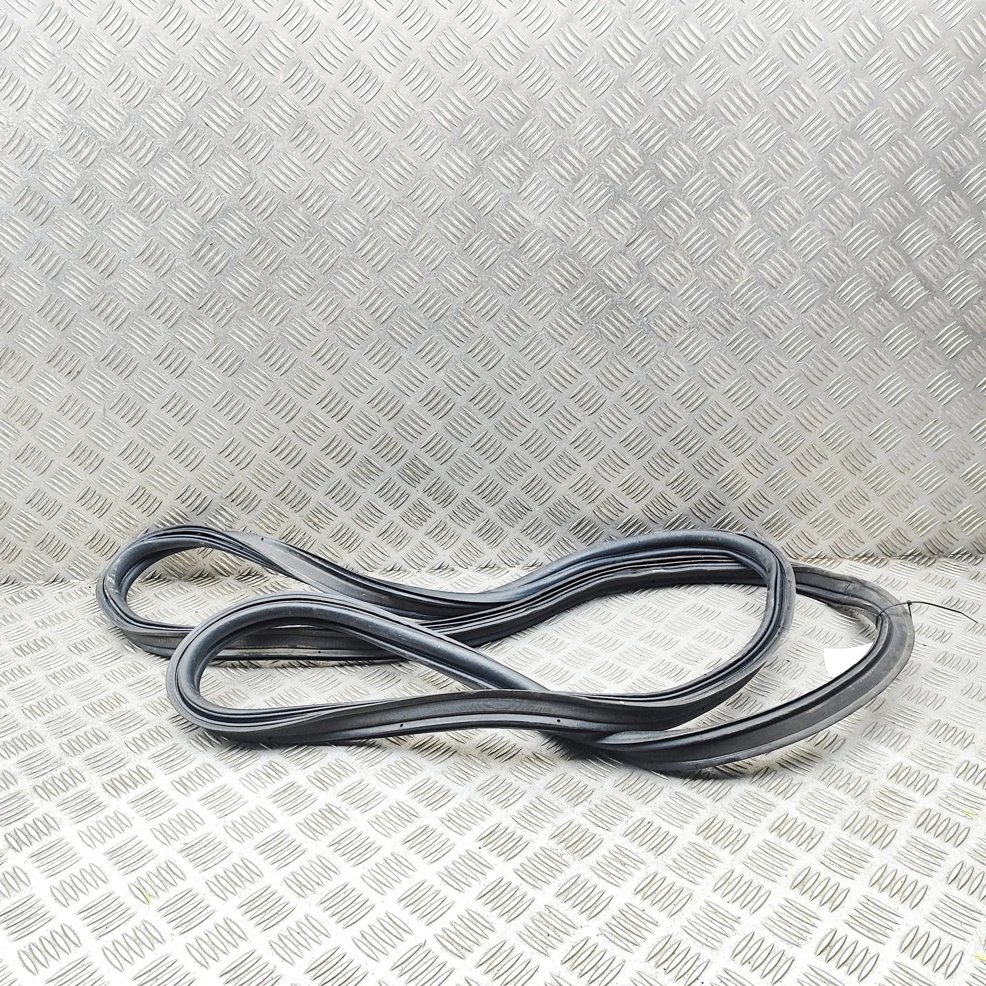 Jeep Cherokee (KL) Tailgate rubber seal Tailgate rubber seal — JEEP CHEROKEE (KL) (2013...