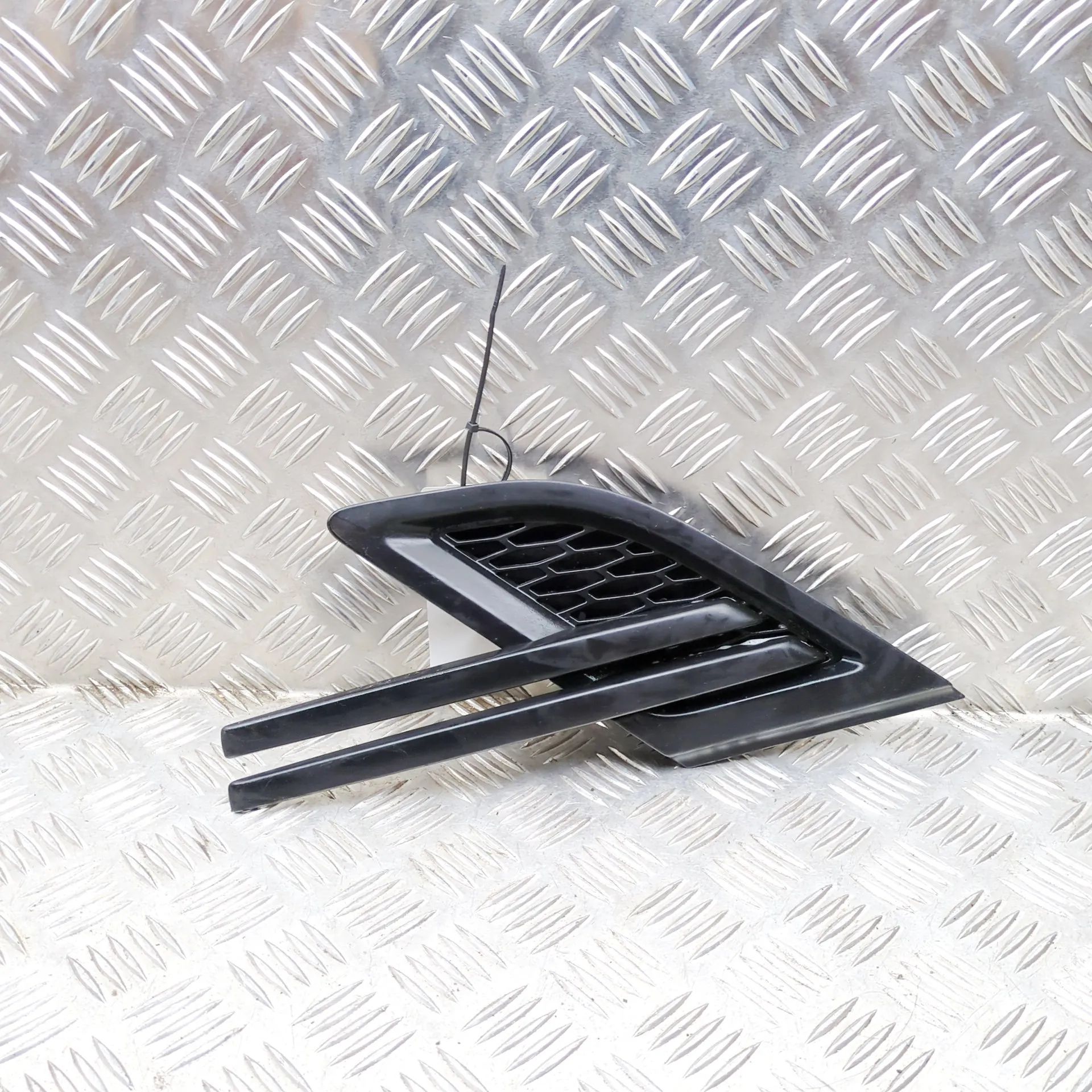 Land Rover Range Rover Sport (L494) Plastic fender panel — front left Plastic fender panel — front left — LAND ROVER ...