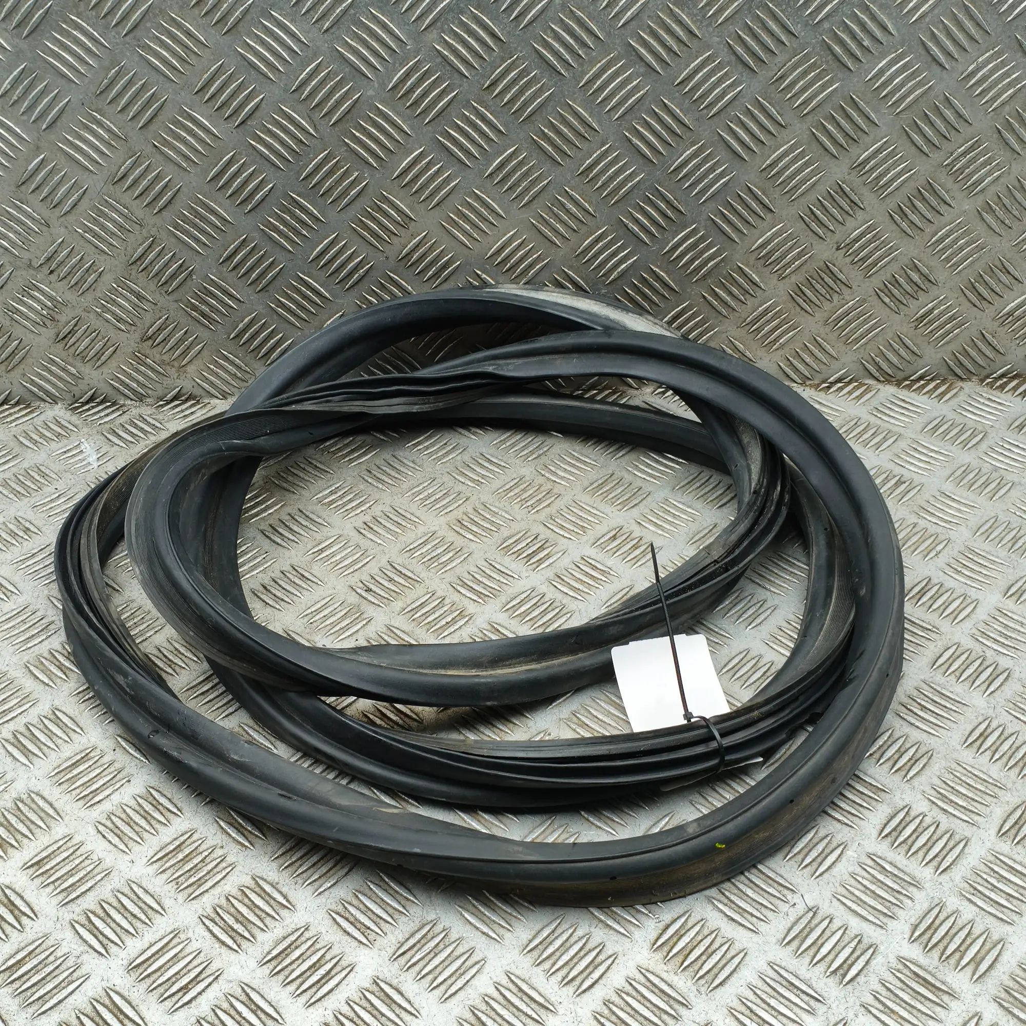 Hyundai Kona Tailgate rubber seal Tailgate rubber seal — HYUNDAI KONA (2017-...) ...