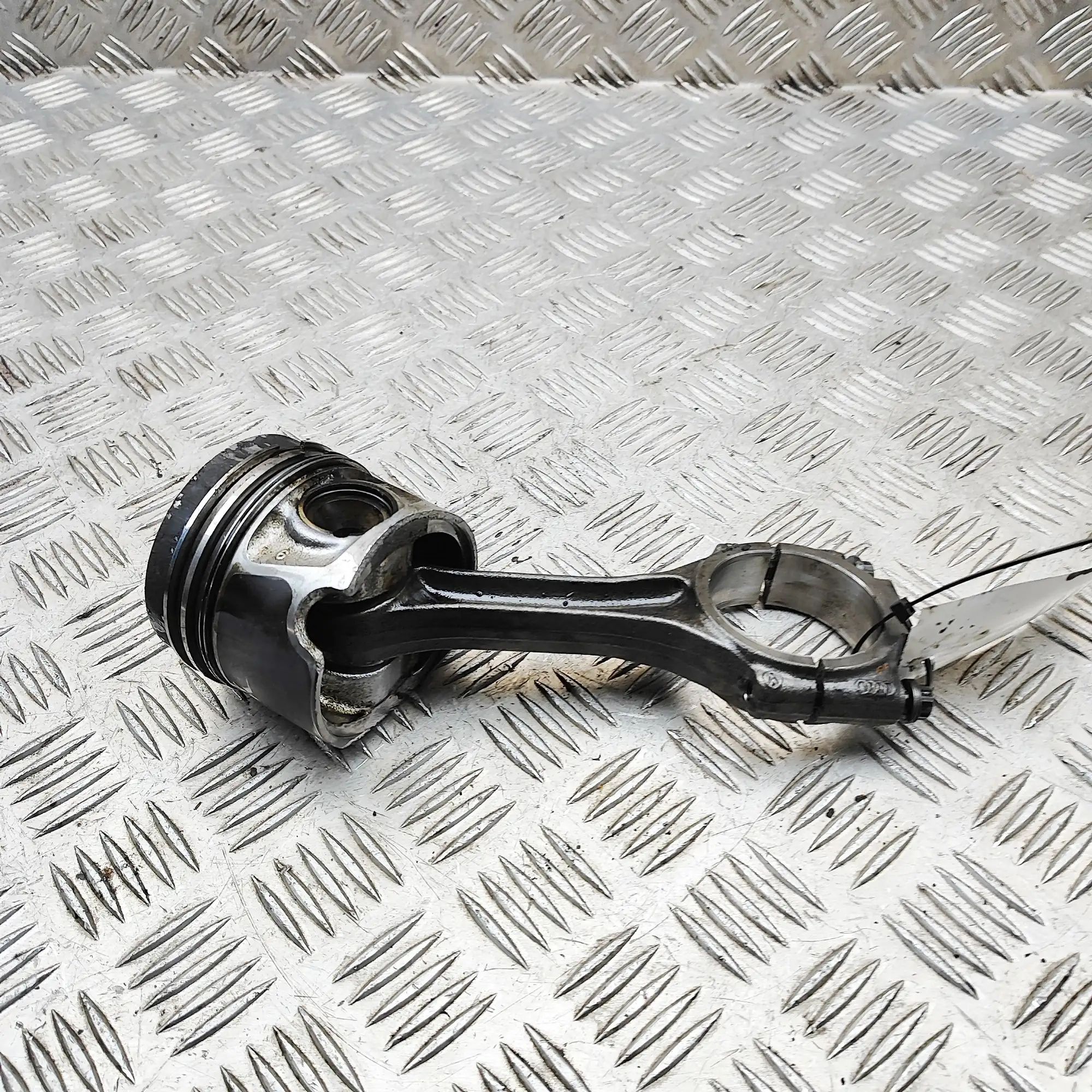 Audi A4 (B8) Piston Piston — AUDI A4 (Avant 8K5, B8) (2007-2015) — ...