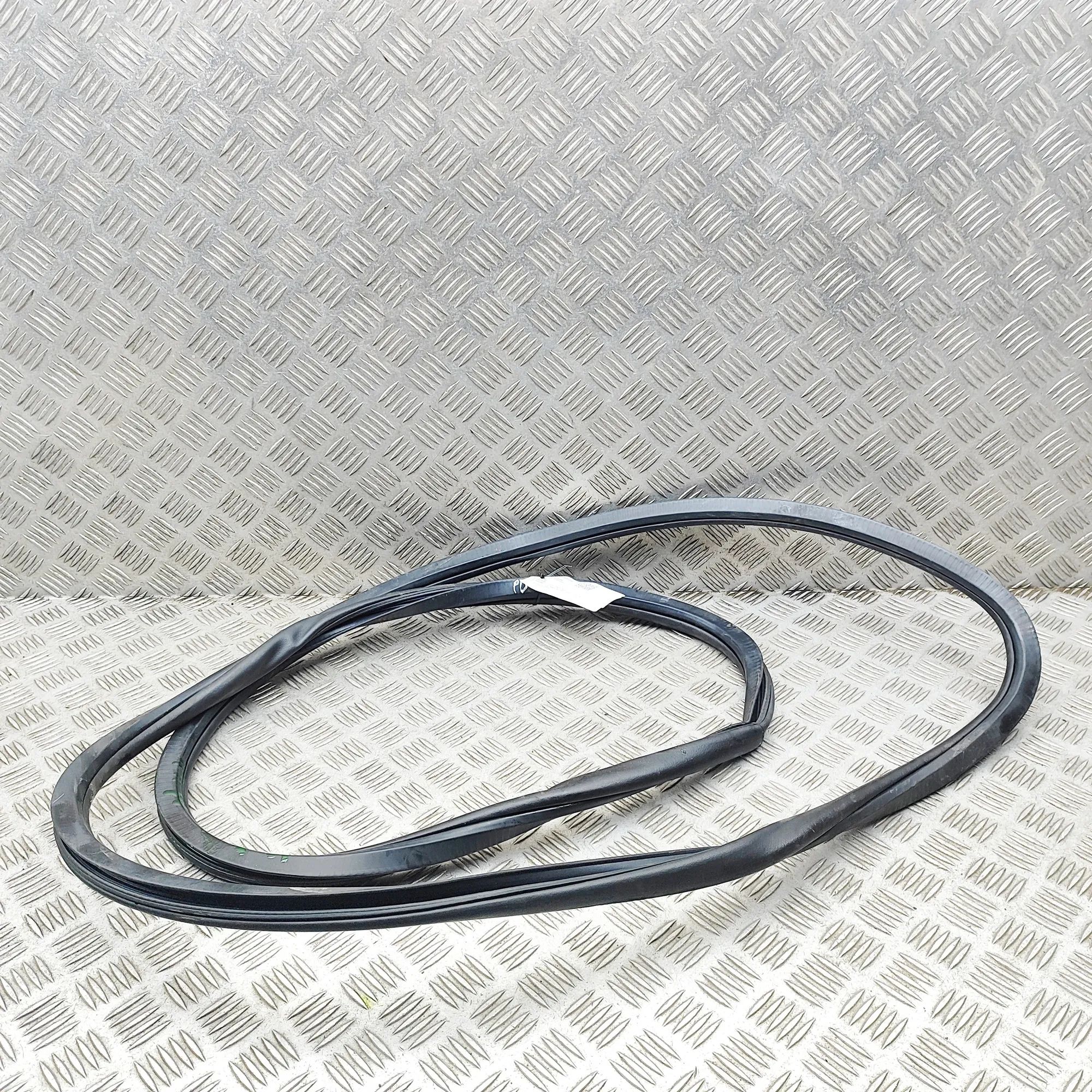 Jeep Cherokee (KL) Door rubber seal — front right Door rubber seal — front right — JEEP CHEROKEE ...