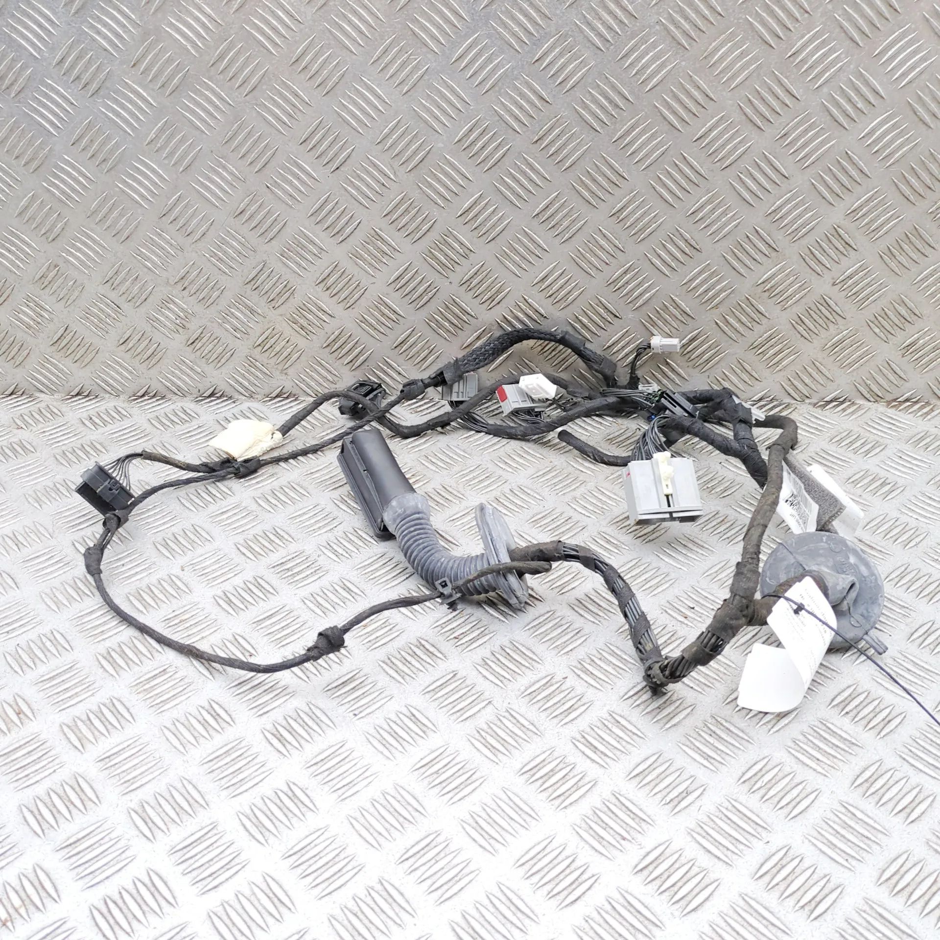 Land Rover Range Rover Sport (L494) Door wiring — rear left Door wiring — rear left — LAND ROVER RANGE ROVE...