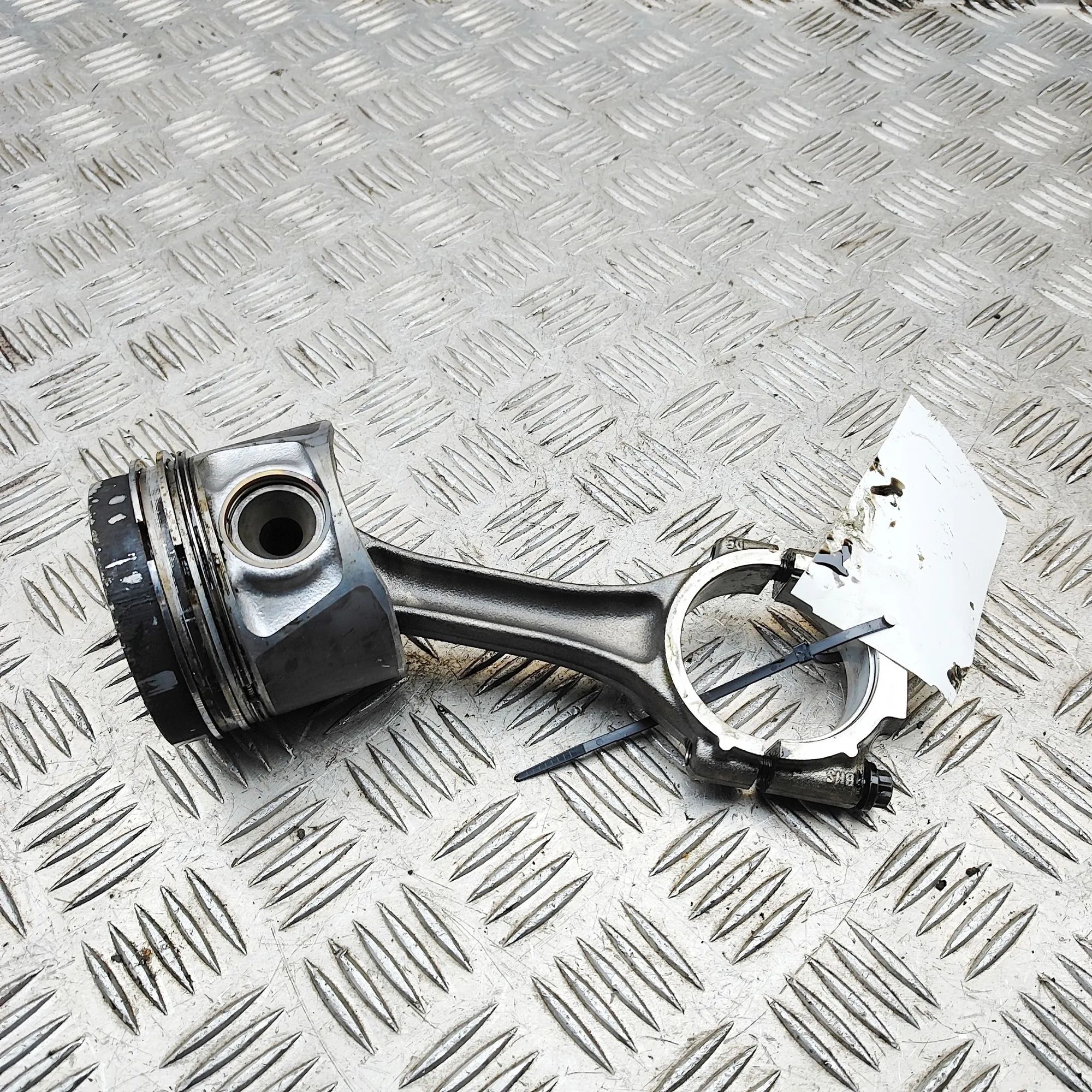 Audi A4 (B8) Piston Piston — AUDI A4 (Avant 8K5, B8) (2007-2015) — ...