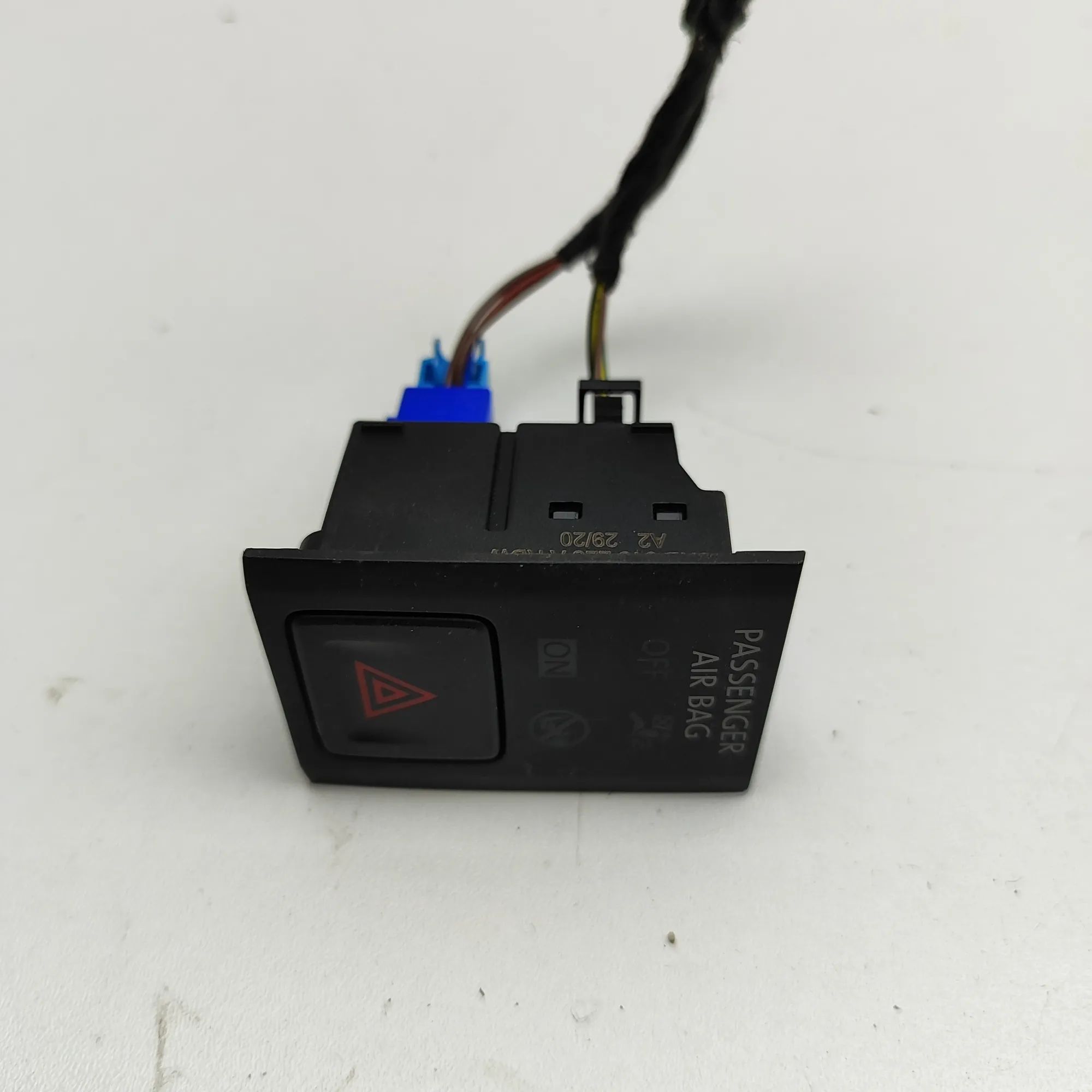 Volkswagen Tiguan Hazard warning switch Hazard warning switch — VW TIGUAN (AD1) (2016-....
