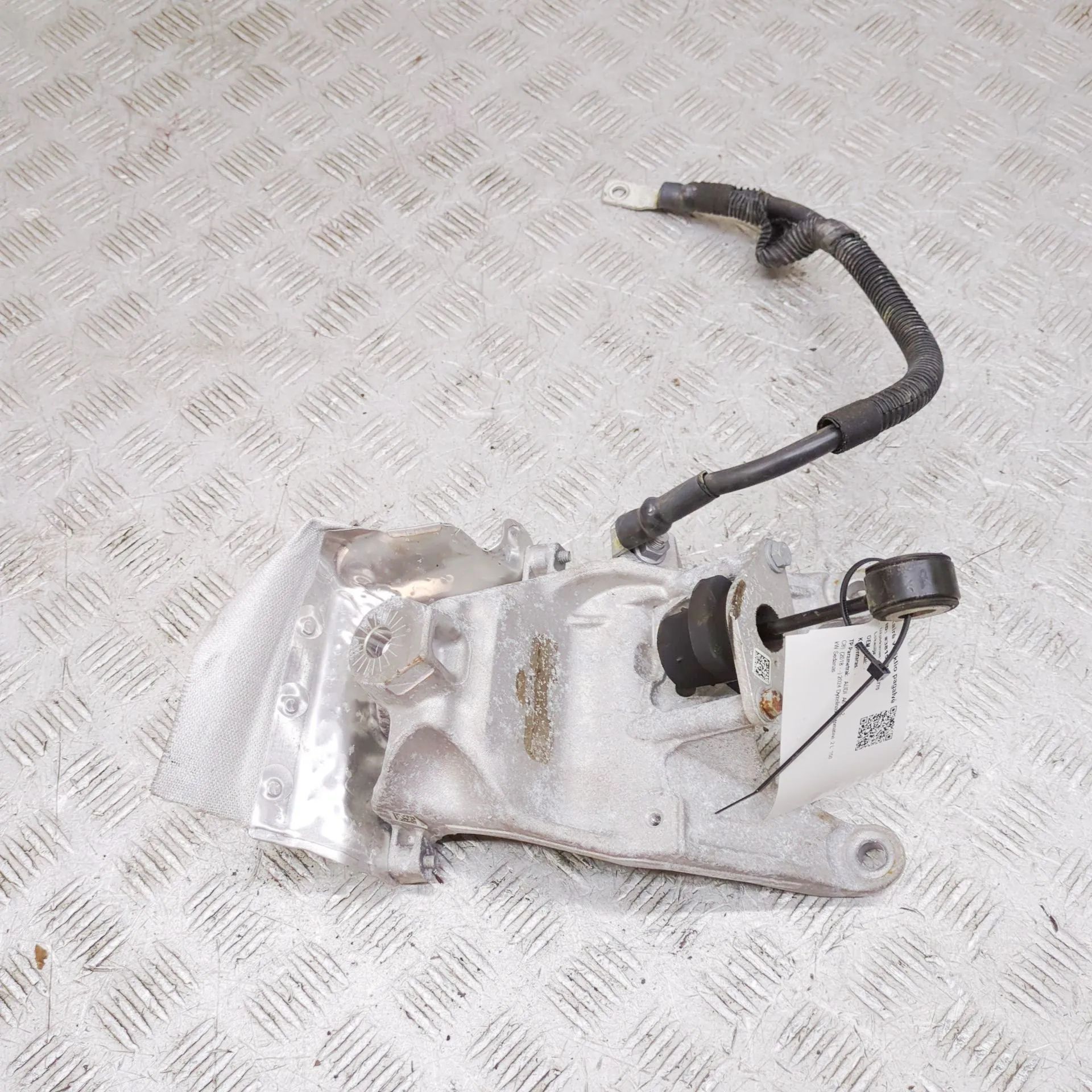 Audi A6 (C8) Right Side Engine Bracket Right Side Engine Bracket — AUDI A6 (4A2, C8) (...
