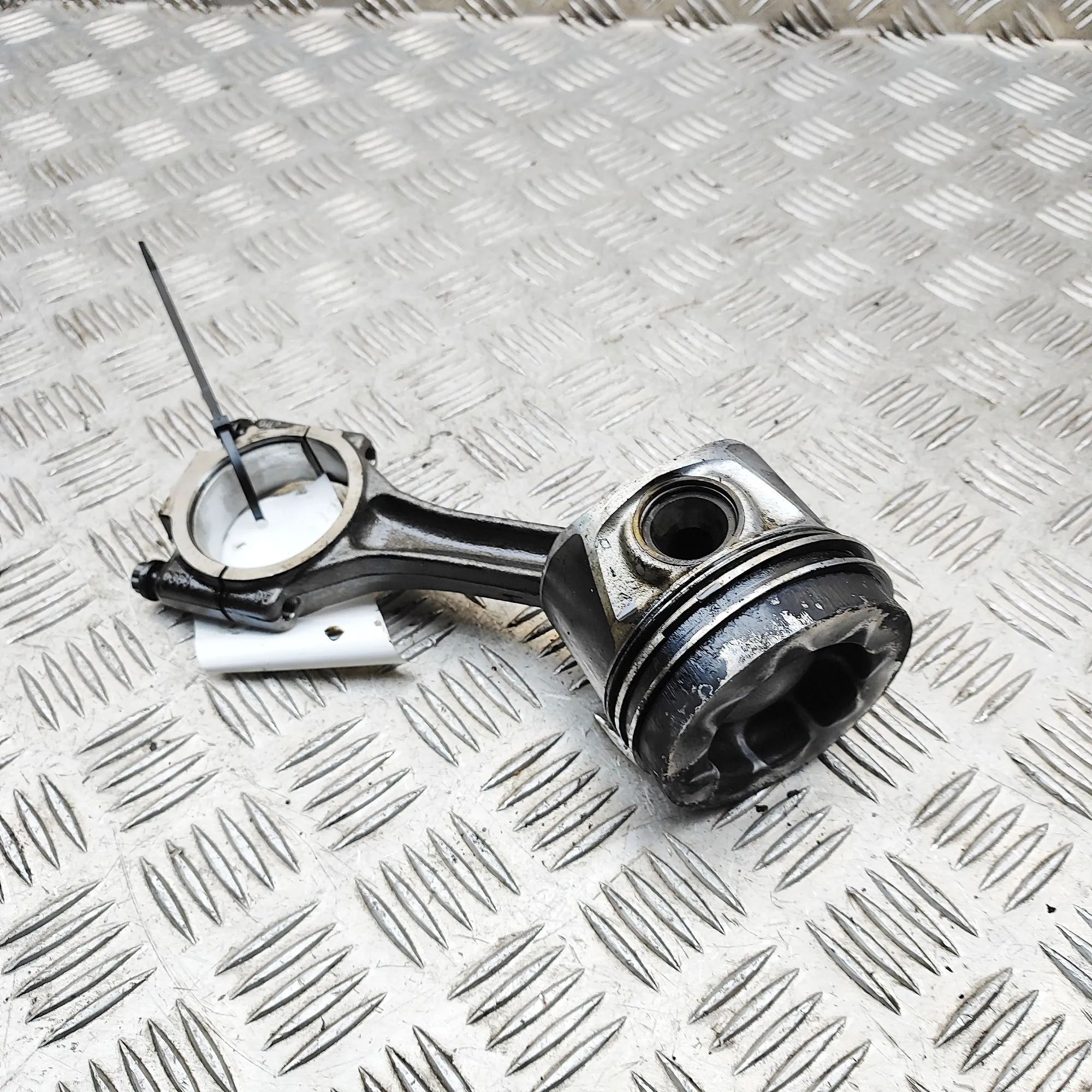 Audi A4 (B8) Piston Piston — AUDI A4 (Avant 8K5, B8) (2007-2015) — ...