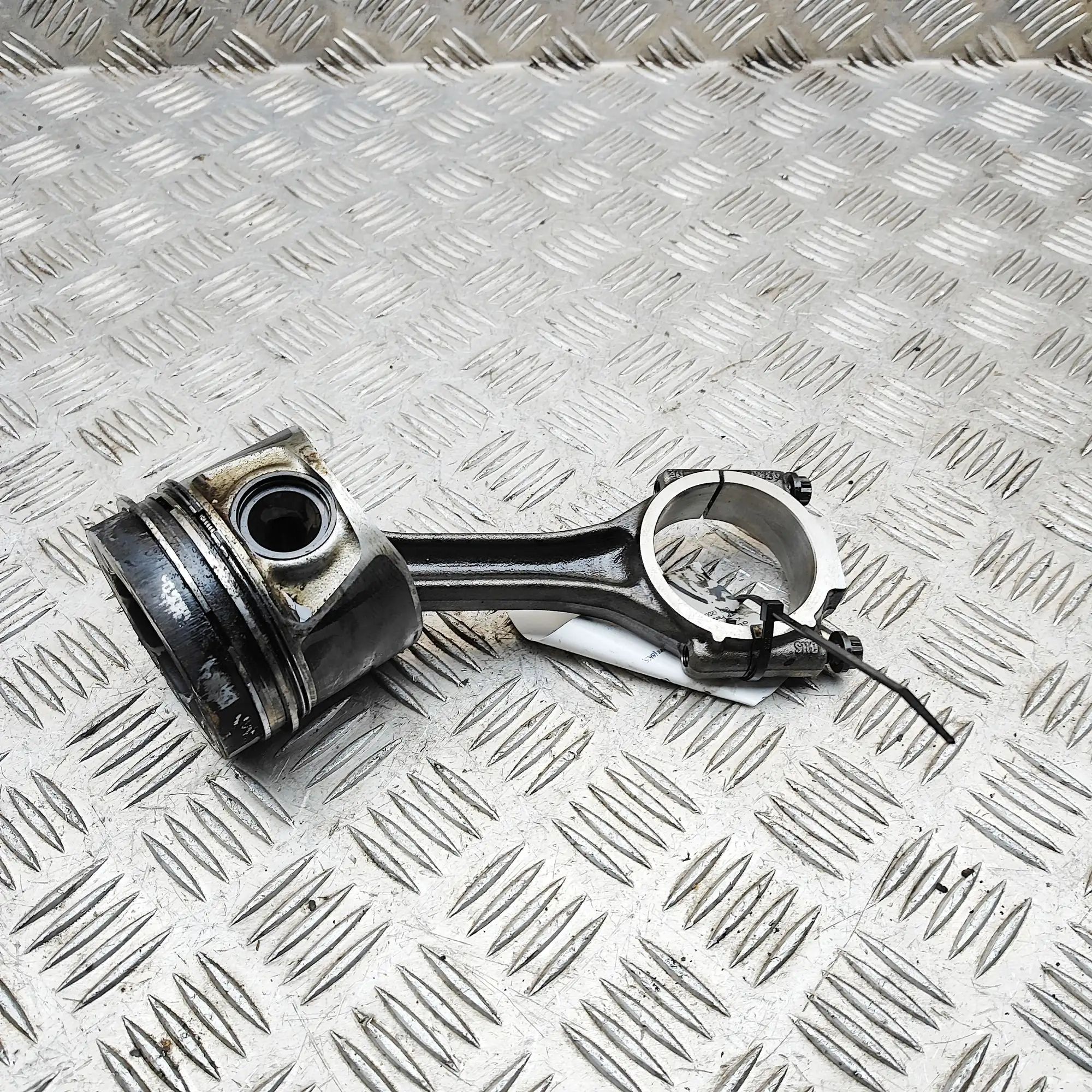 Audi A4 (B8) Piston Piston — AUDI A4 (Avant 8K5, B8) (2007-2015) — ...