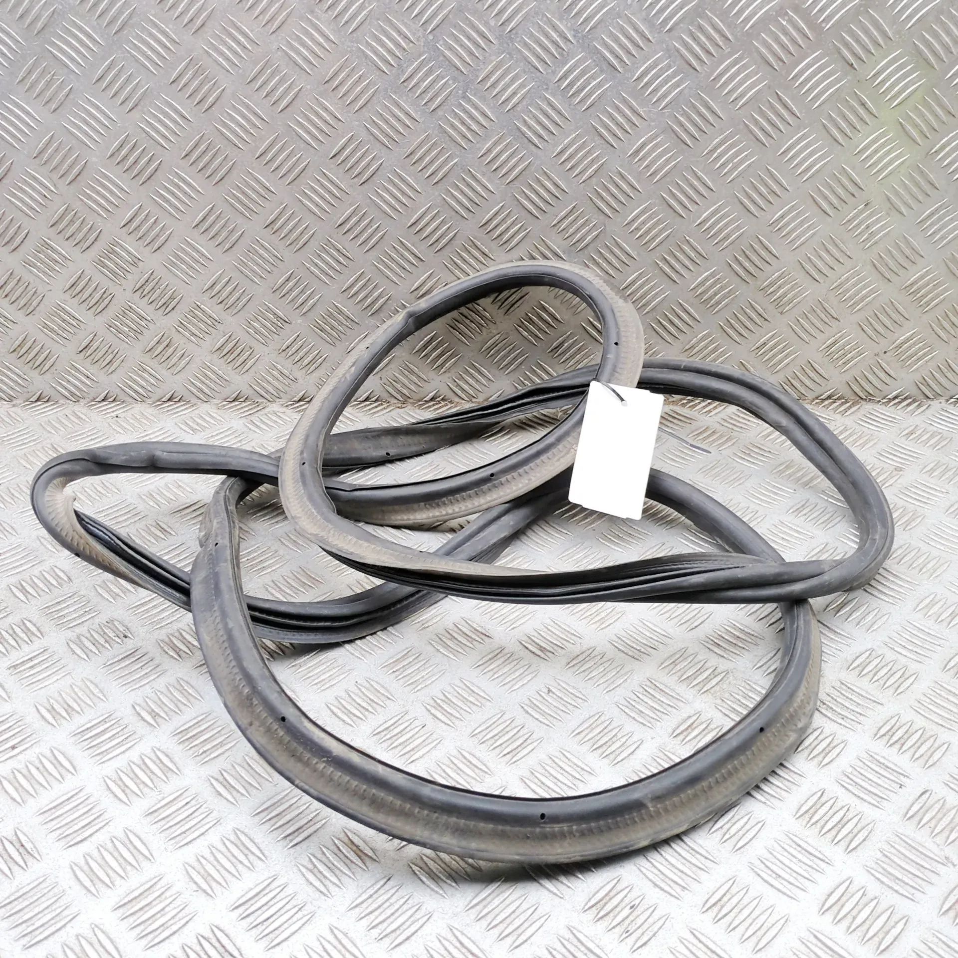 Skoda Octavia Tailgate rubber seal Tailgate rubber seal — SKODA OCTAVIA (IV Combi ...