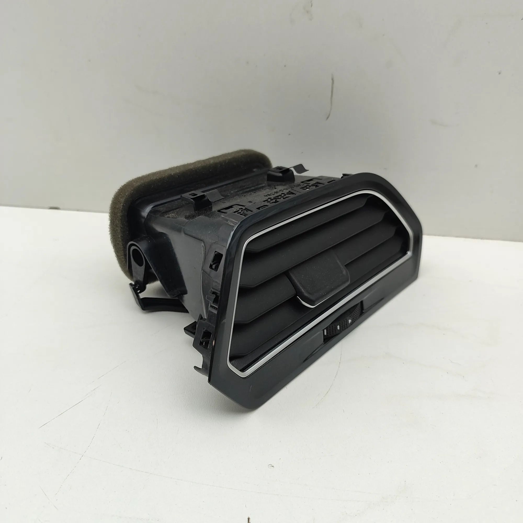 Volkswagen Tiguan Dashboard Air Vents Dashboard Air Vents — VW TIGUAN (AD1) (2016-......