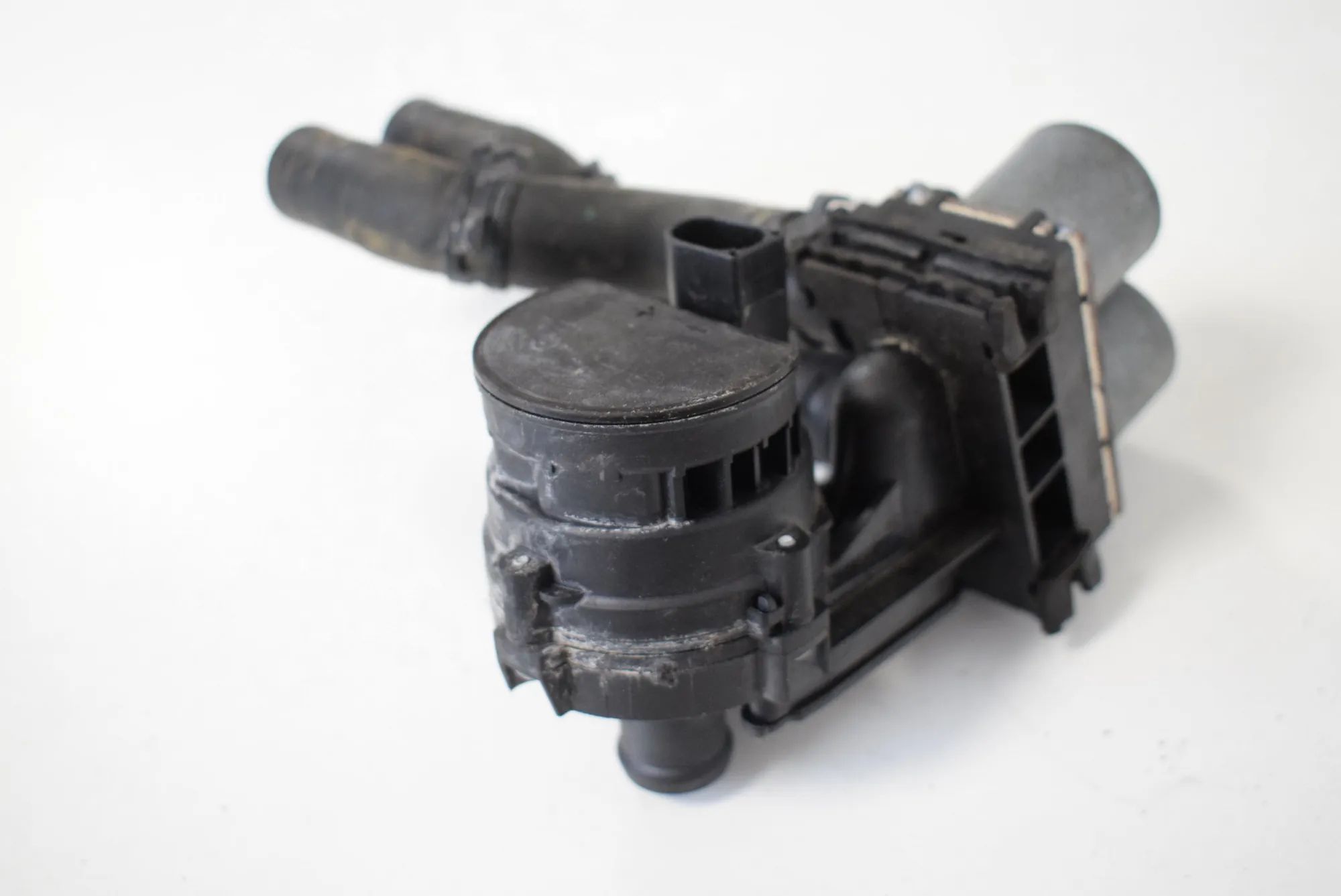 Audi A6 (C6) Auxiliary Water Pump Auxiliary Water Pump — AUDI A6 (Avant 4F5, C6) ...
