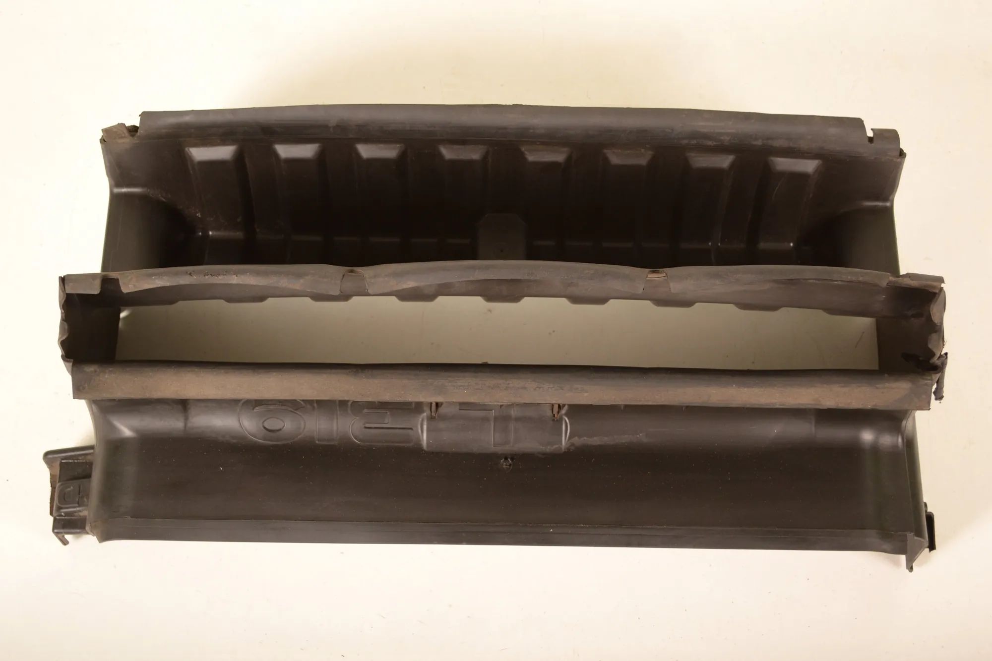 Land Rover Discovery Radiator Air Intake Channel Radiator Air Intake Channel — LAND ROVER DISCOV...