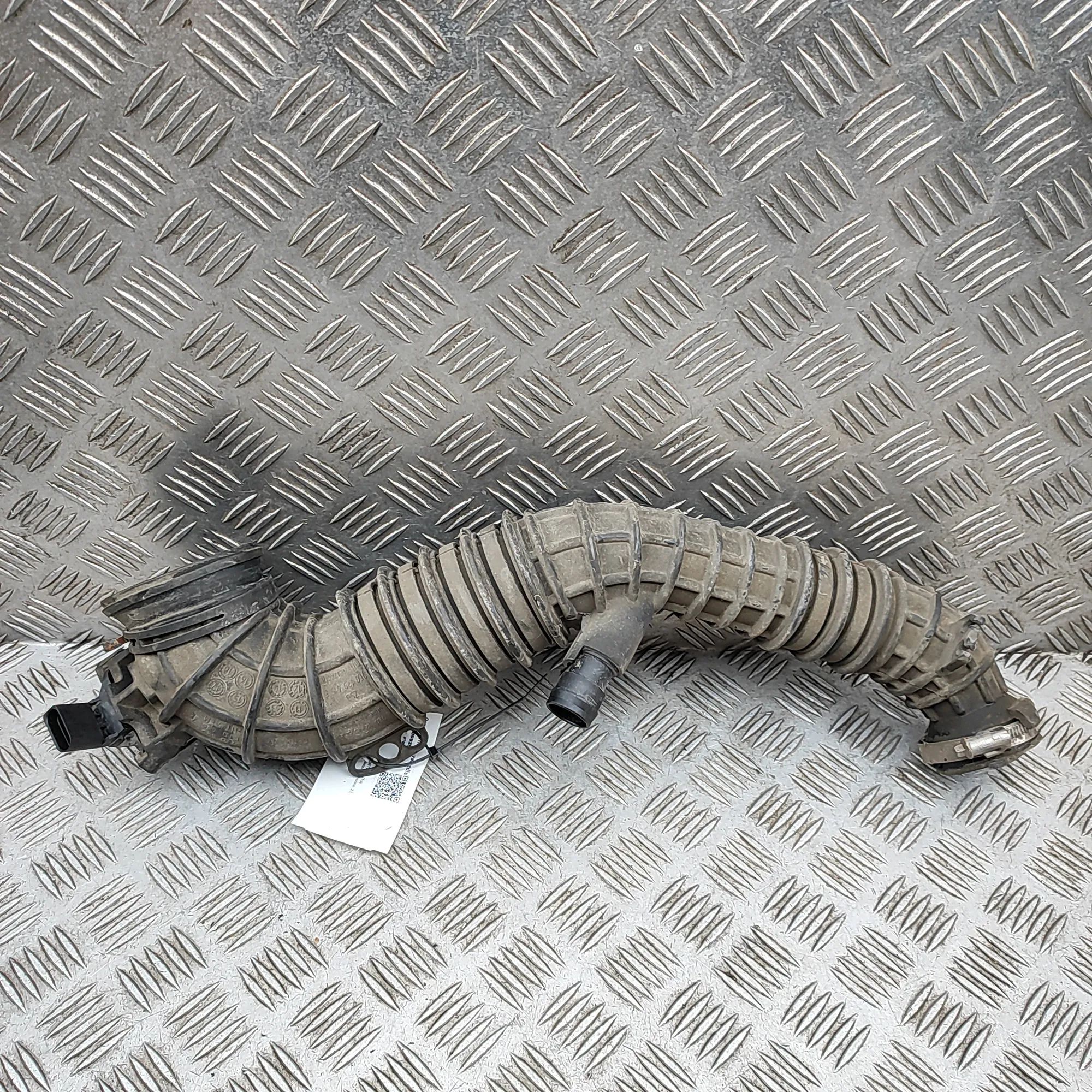Volkswagen Transporter (T5, Caravelle, Multivan) Air Intake Tube Air Intake Tube — VW TRANSPORTER (V T5 Van) (20...