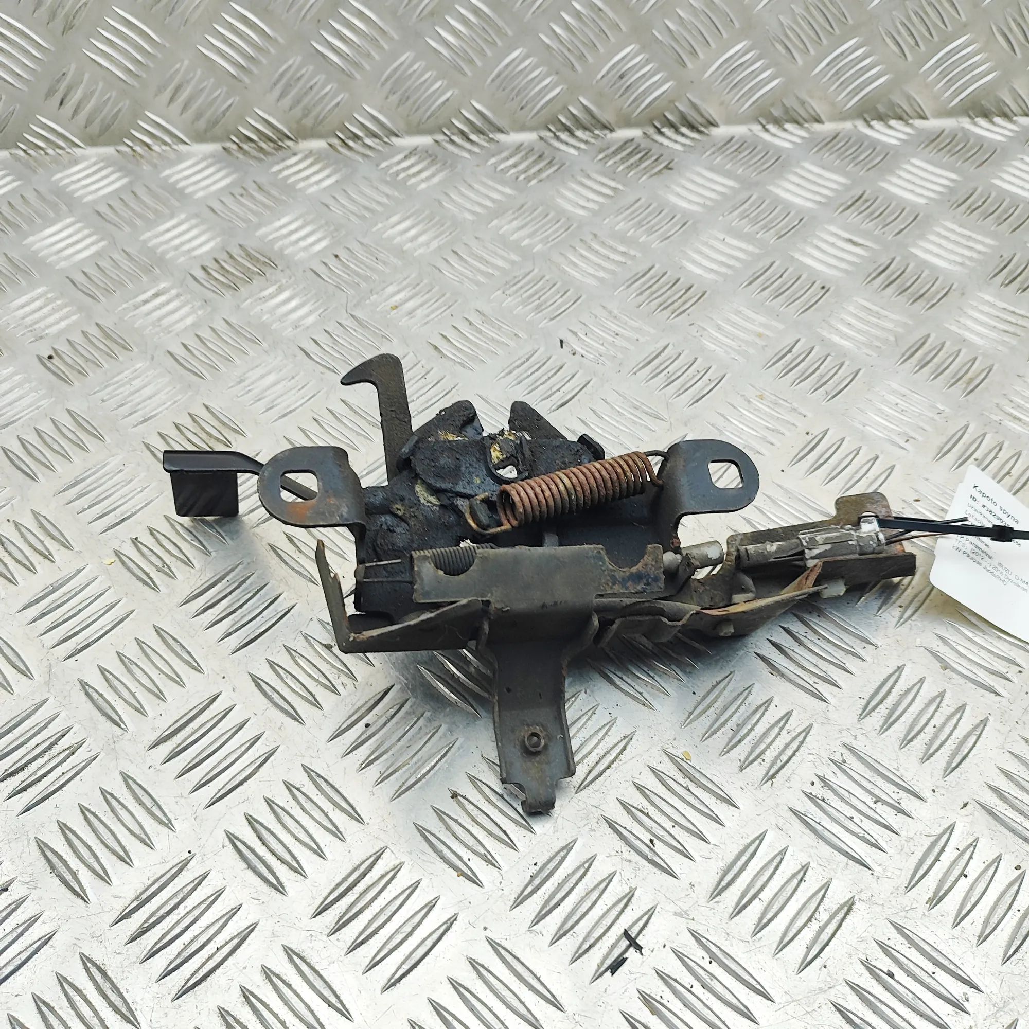 Isuzu D-Max konepellin lukitus Bonnet lock — ISUZU D-MAX (II TFR, TFS) (2012-....