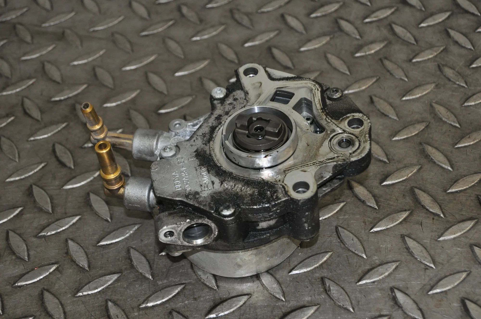 Land Rover Discovery Vacuum pump Vacuum Pump — LAND ROVER DISCOVERY (IV L319) (2...
