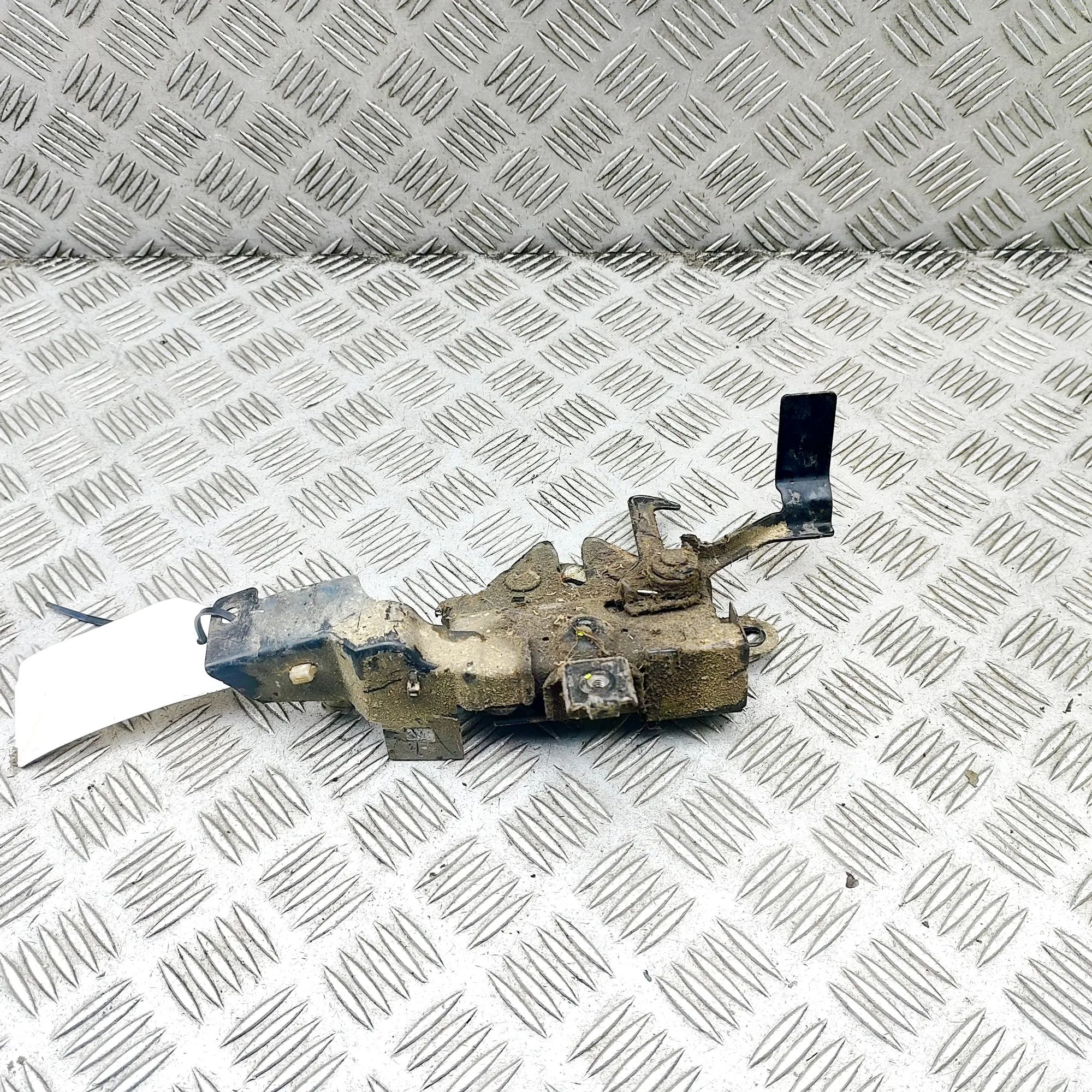 Isuzu D-Max konepellin lukitus Bonnet lock — ISUZU D-MAX (II TFR, TFS) (2012-....
