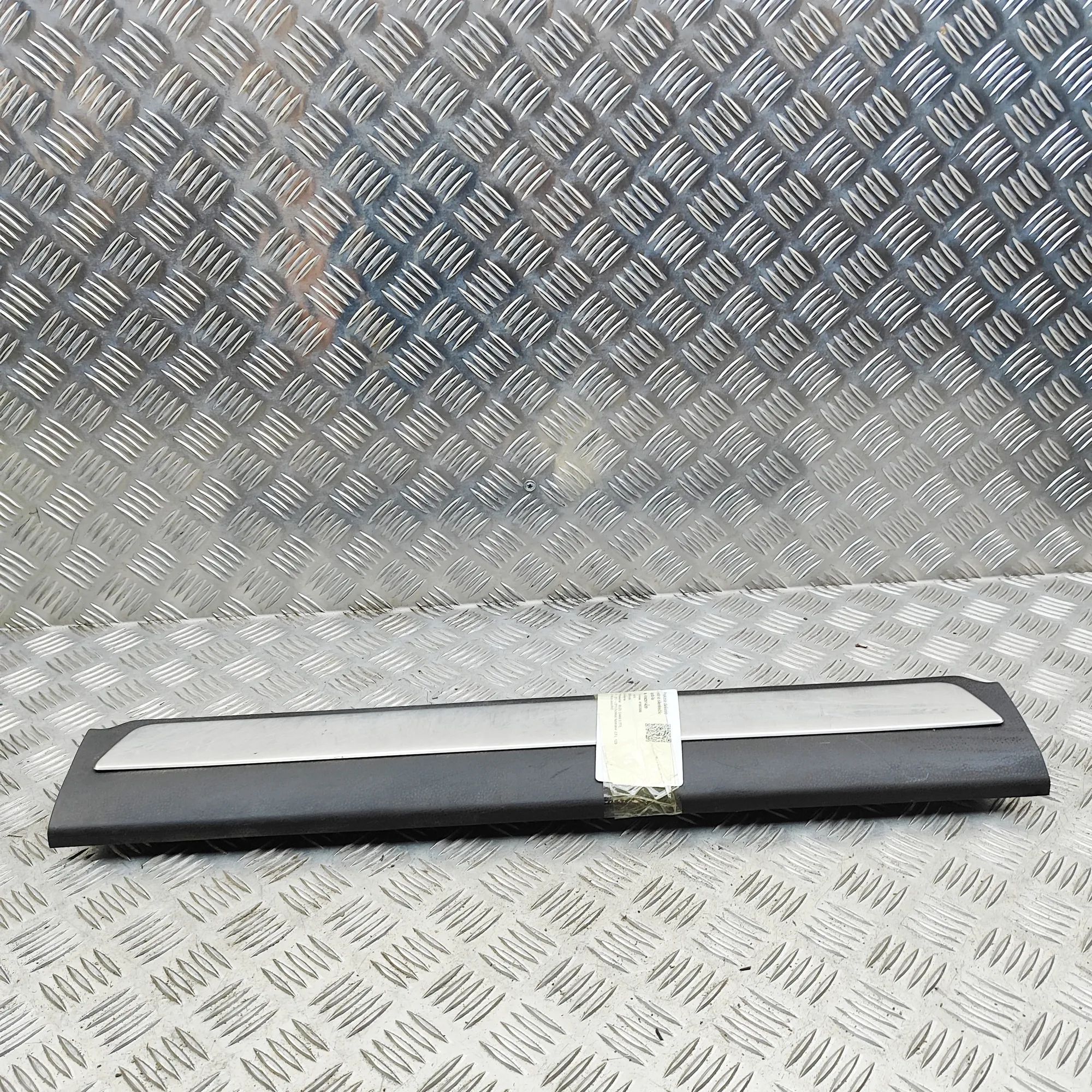 Isuzu D-Max Interior sill trim — front right Interior sill trim — front right — ISUZU D-MAX ...